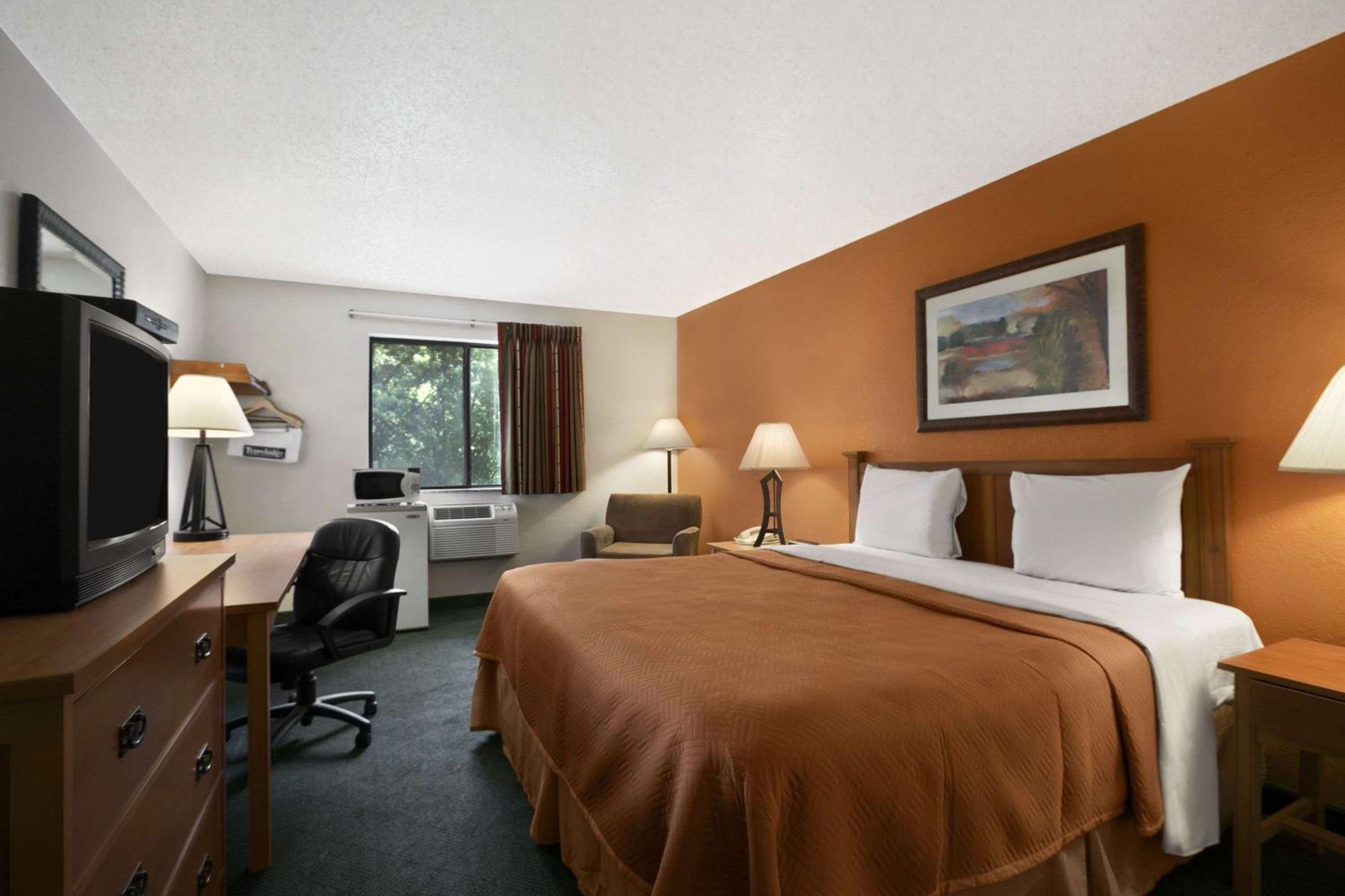 Travelodge by Wyndham Muskegon view 4