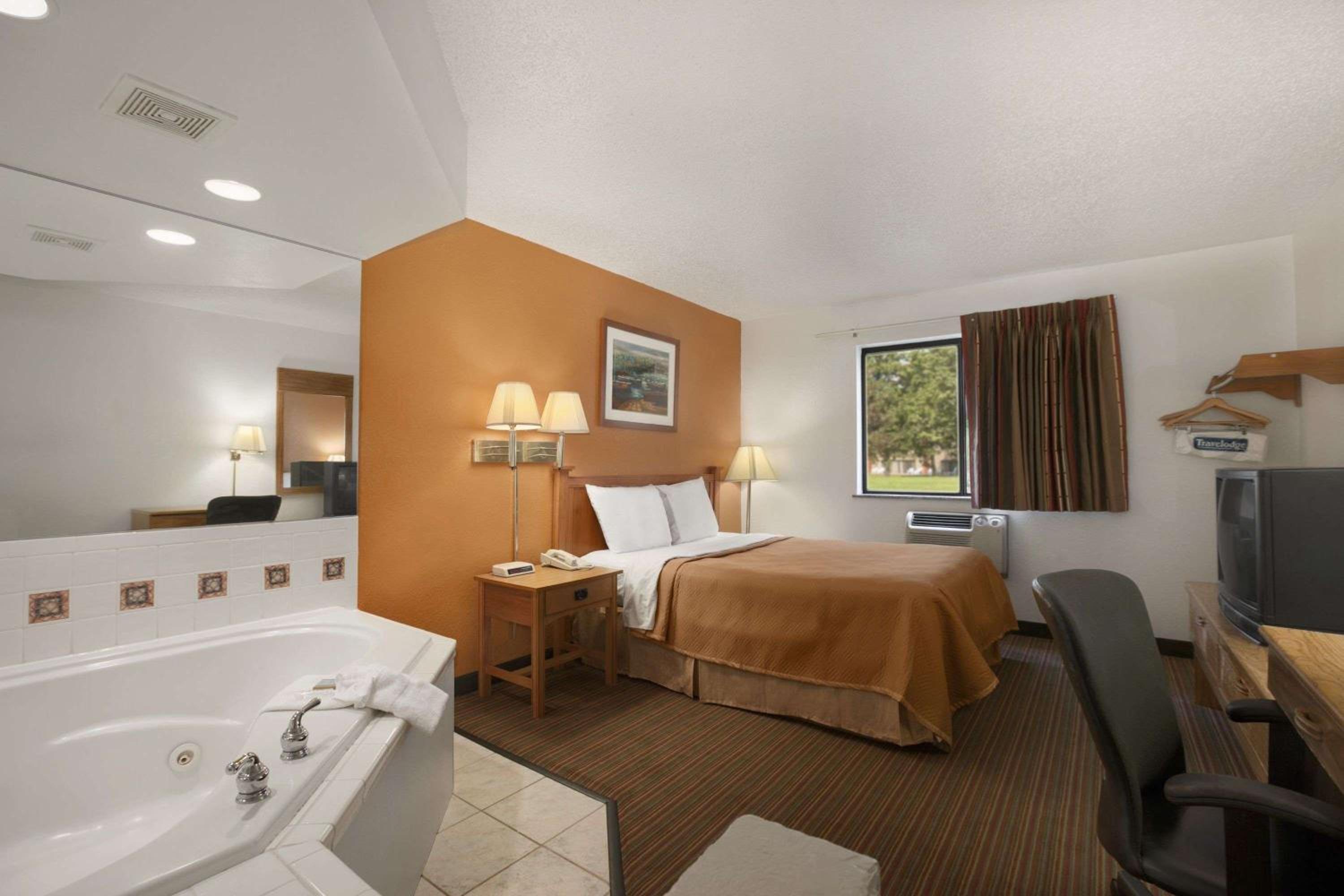 Travelodge by Wyndham Muskegon view 5