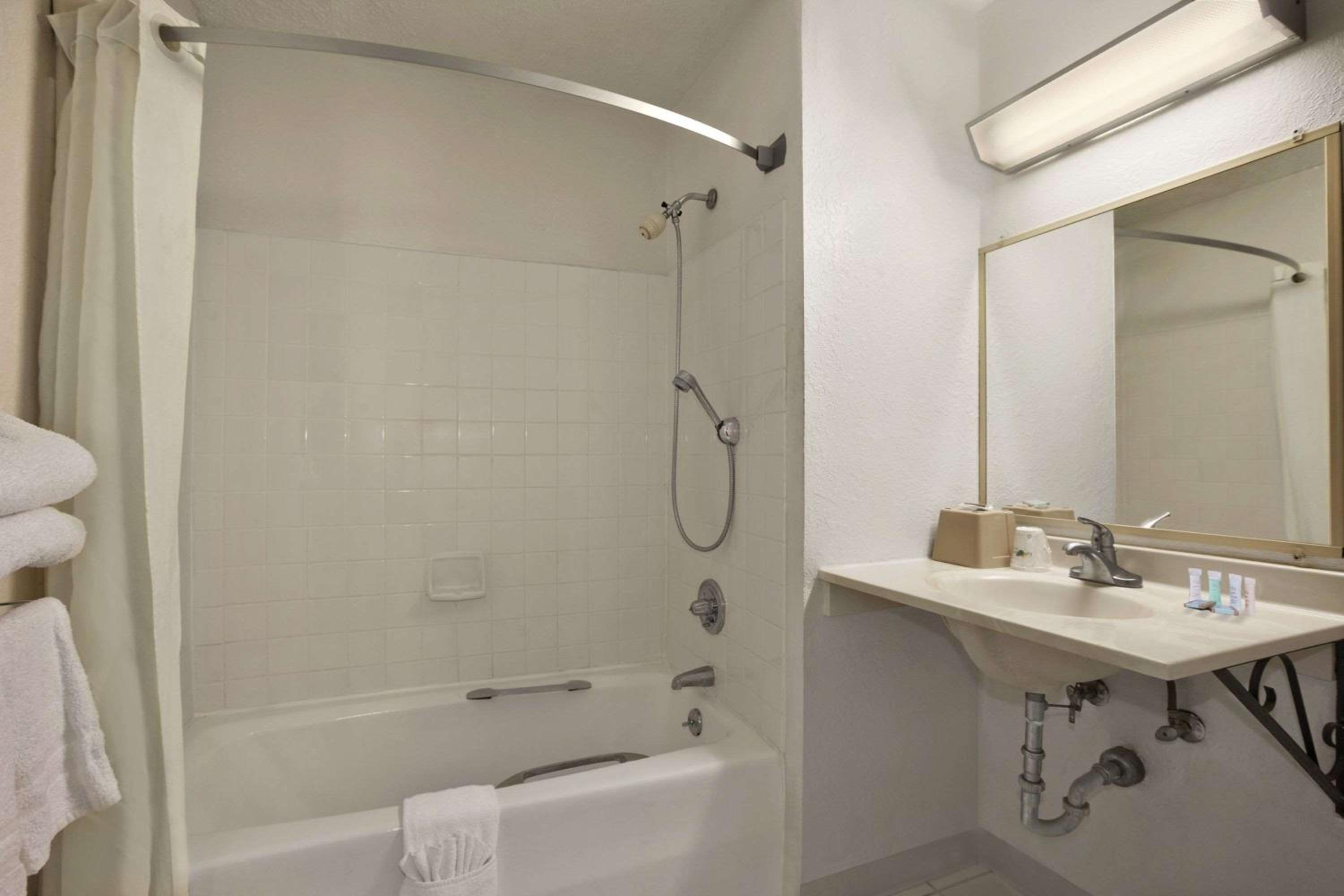 Travelodge by Wyndham Muskegon view 3