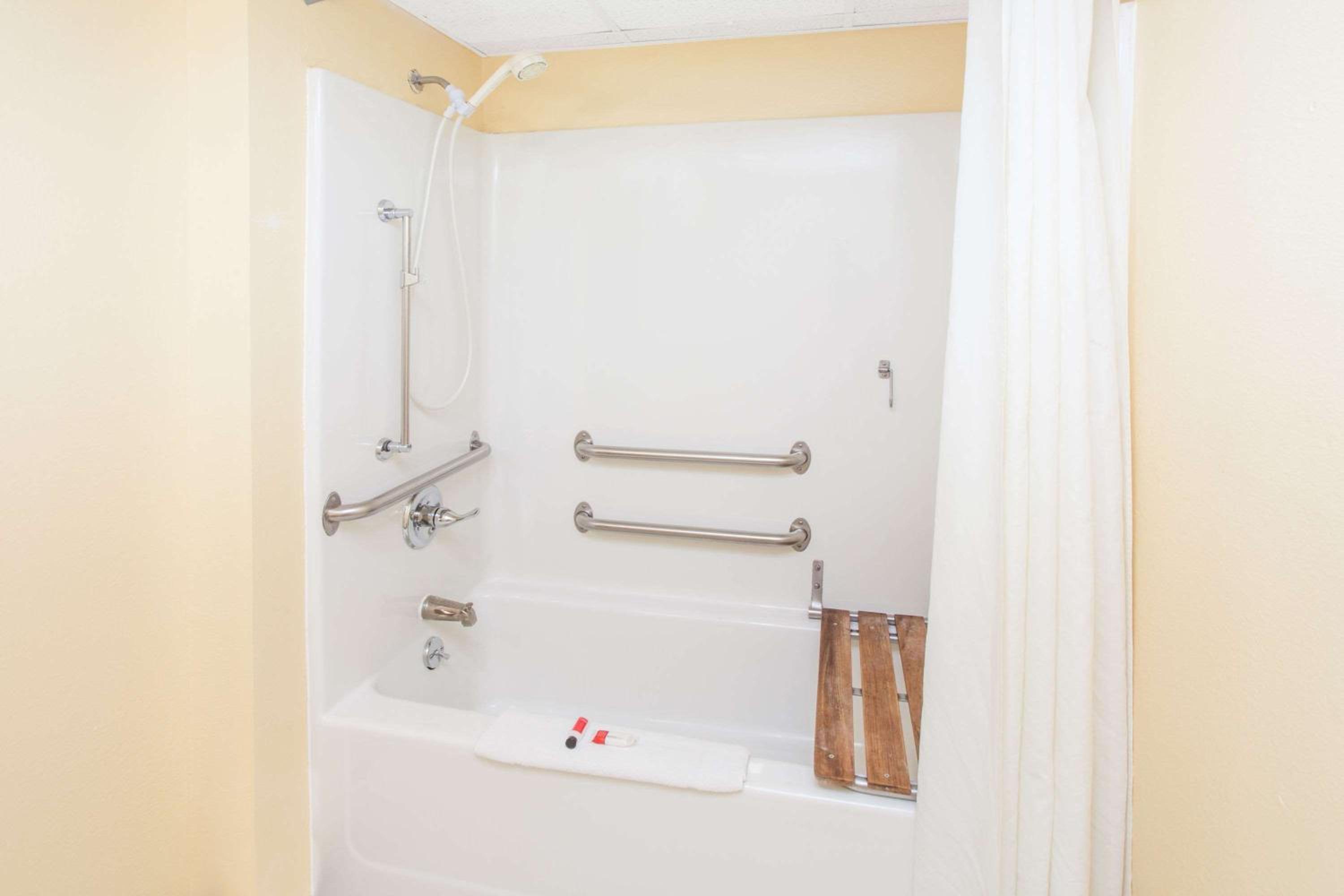 Cedar Rapids Vacations - Super 8 by Wyndham Anamosa IA - Property Image 3