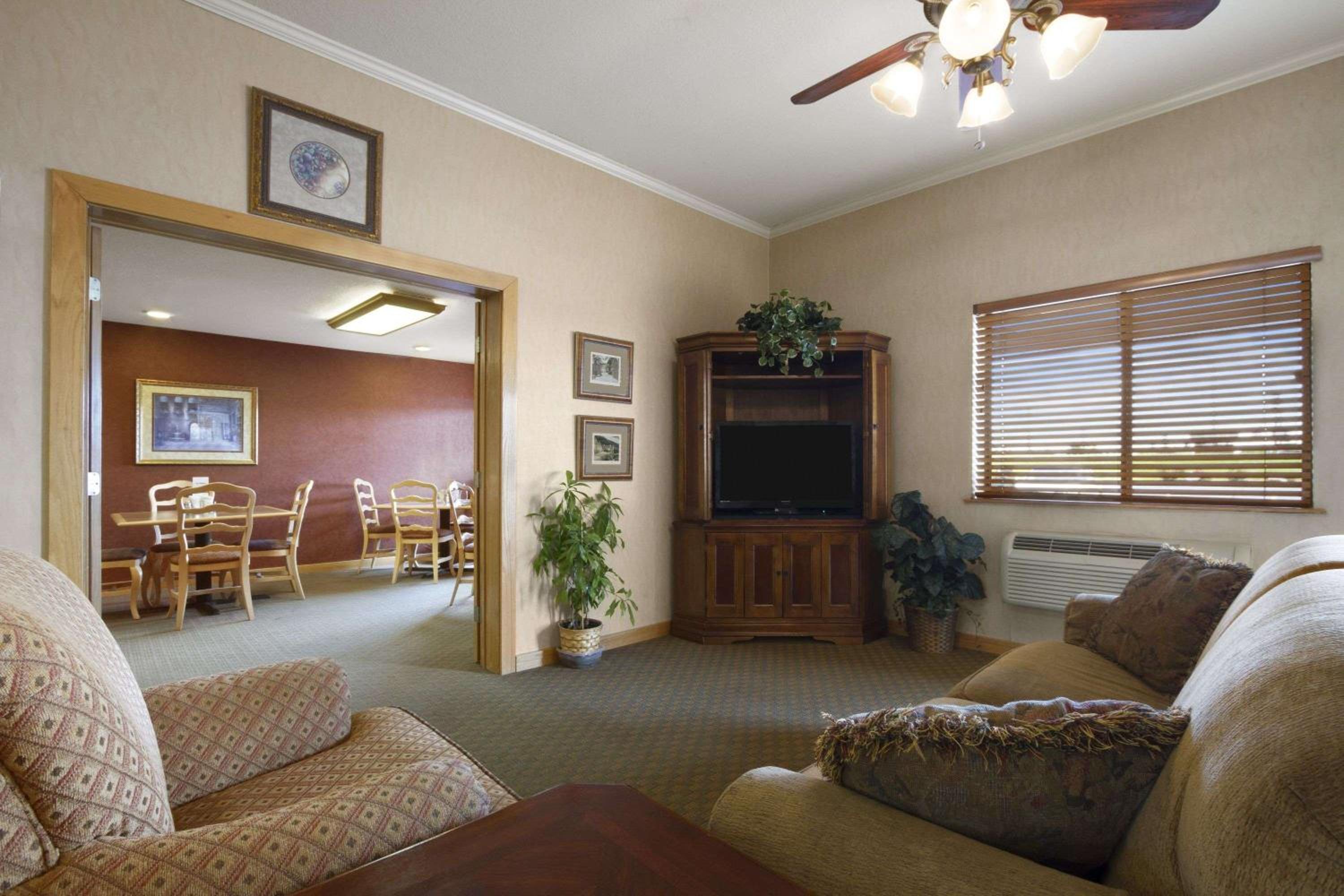 Super 8 by Wyndham Cuba view 4