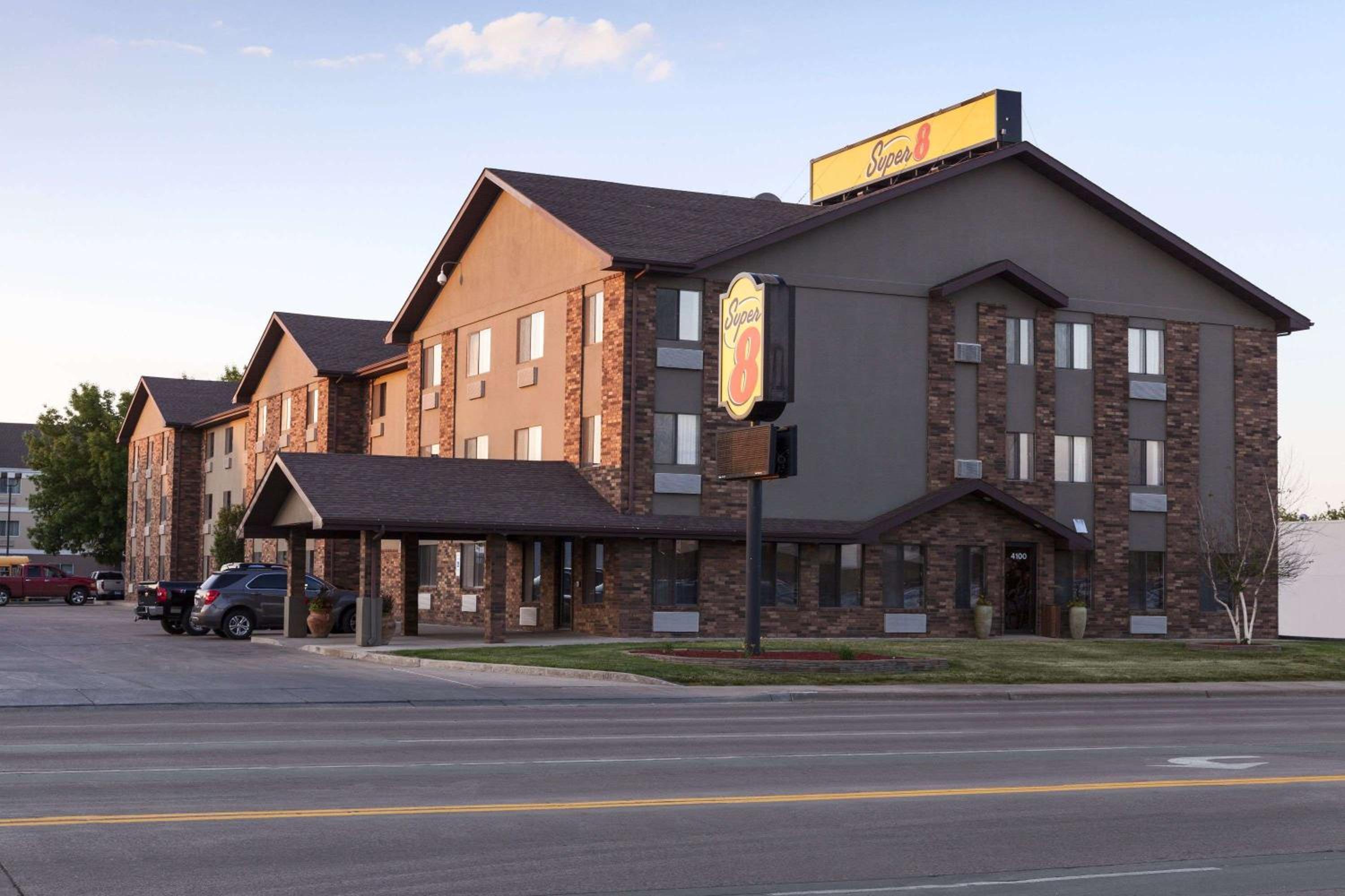 Hotel Super 8 by Wyndham Sioux Falls/41st Street - Image 1
