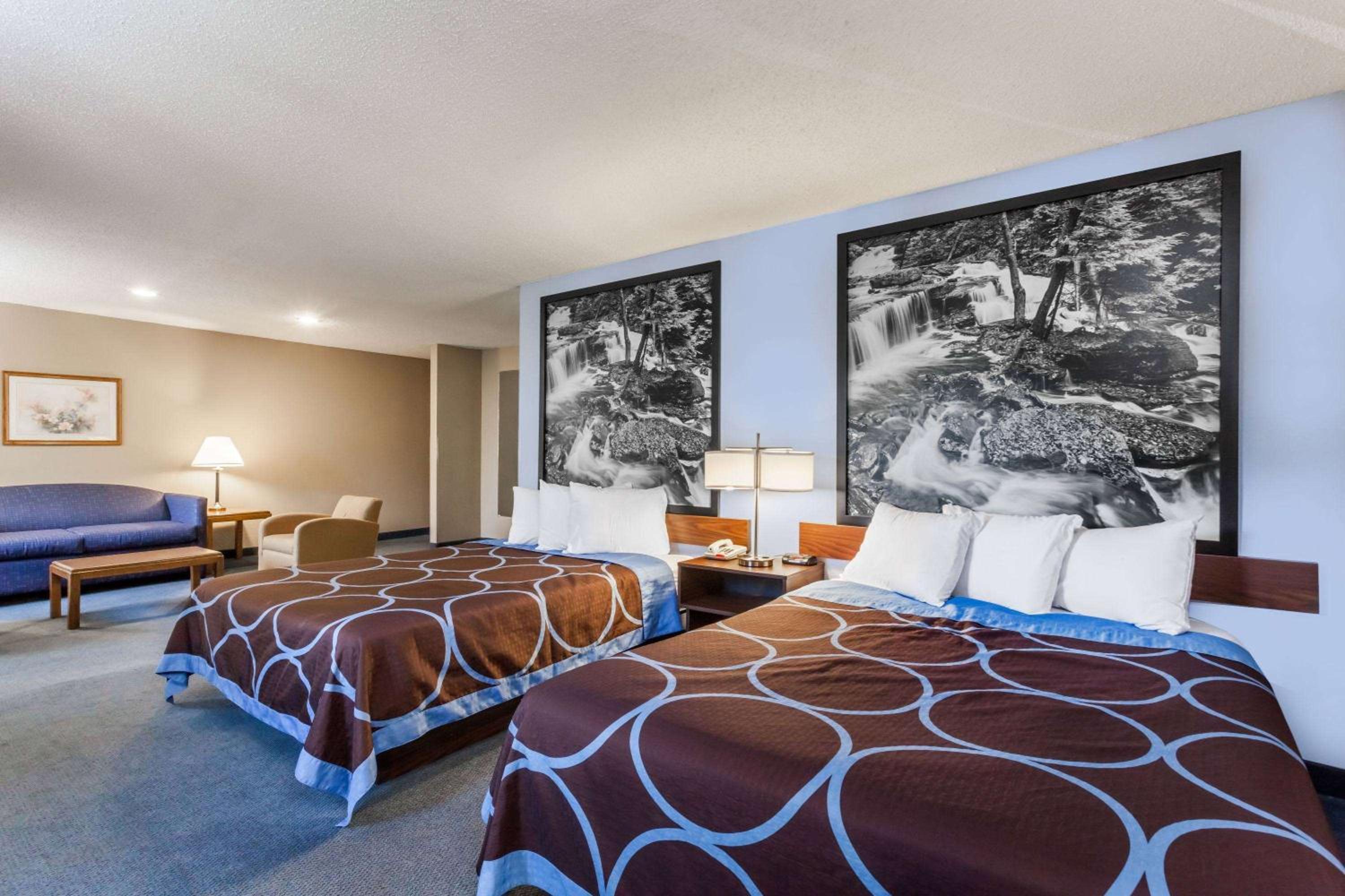 Super 8 by Wyndham East Stroudsburg - Poconos