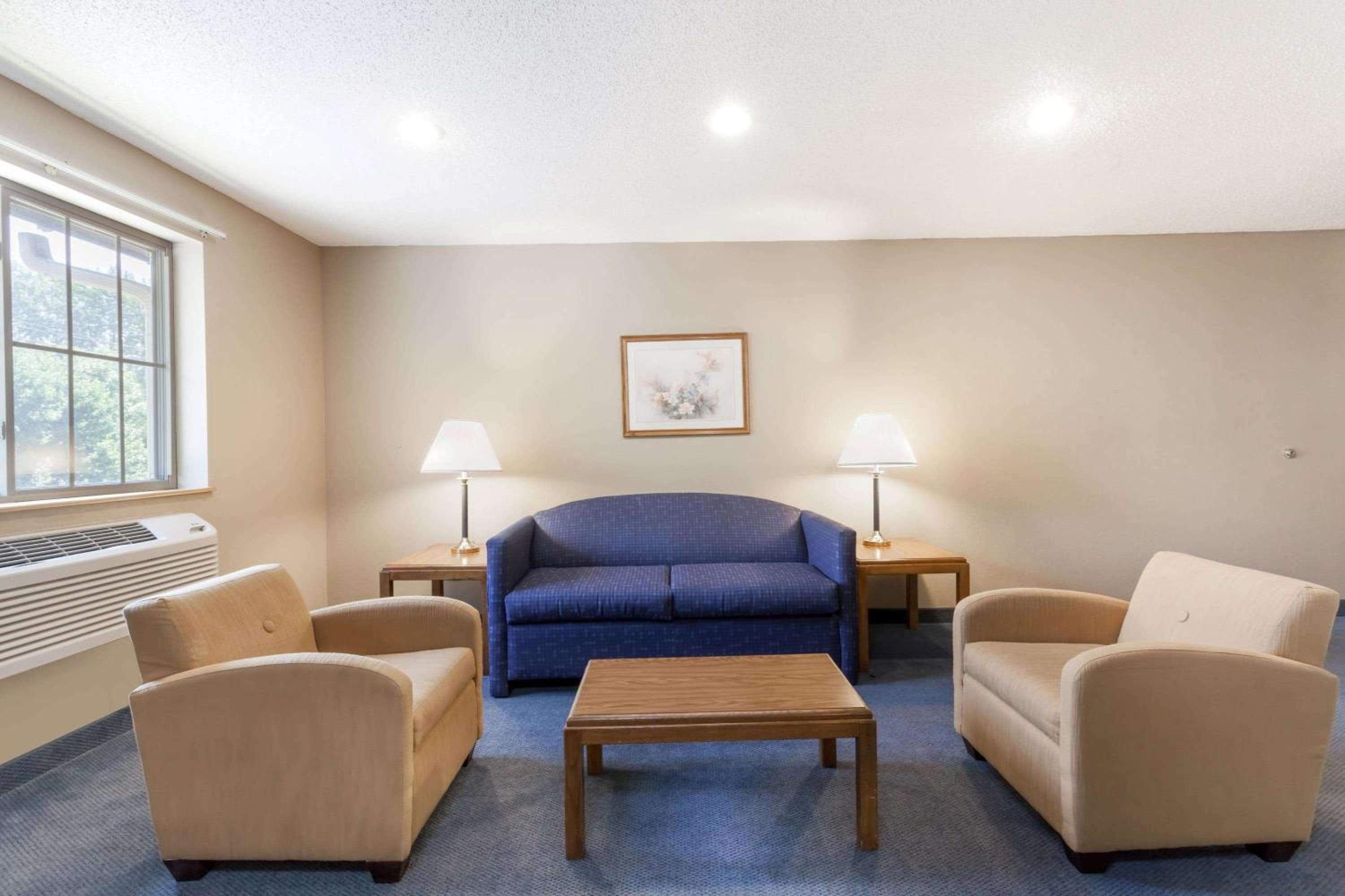 Super 8 by Wyndham East Stroudsburg - Poconos