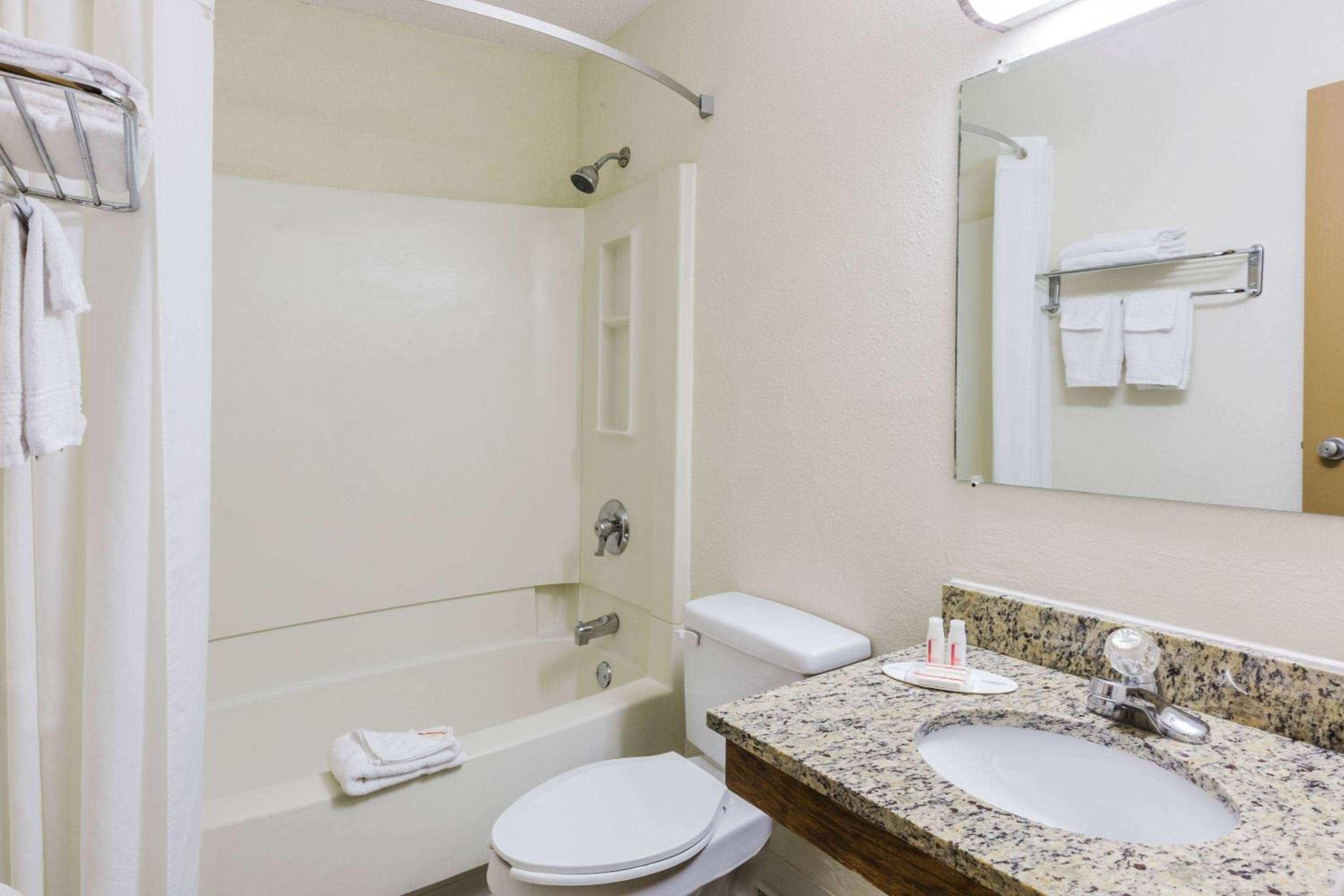 Super 8 by Wyndham East Stroudsburg - Poconos