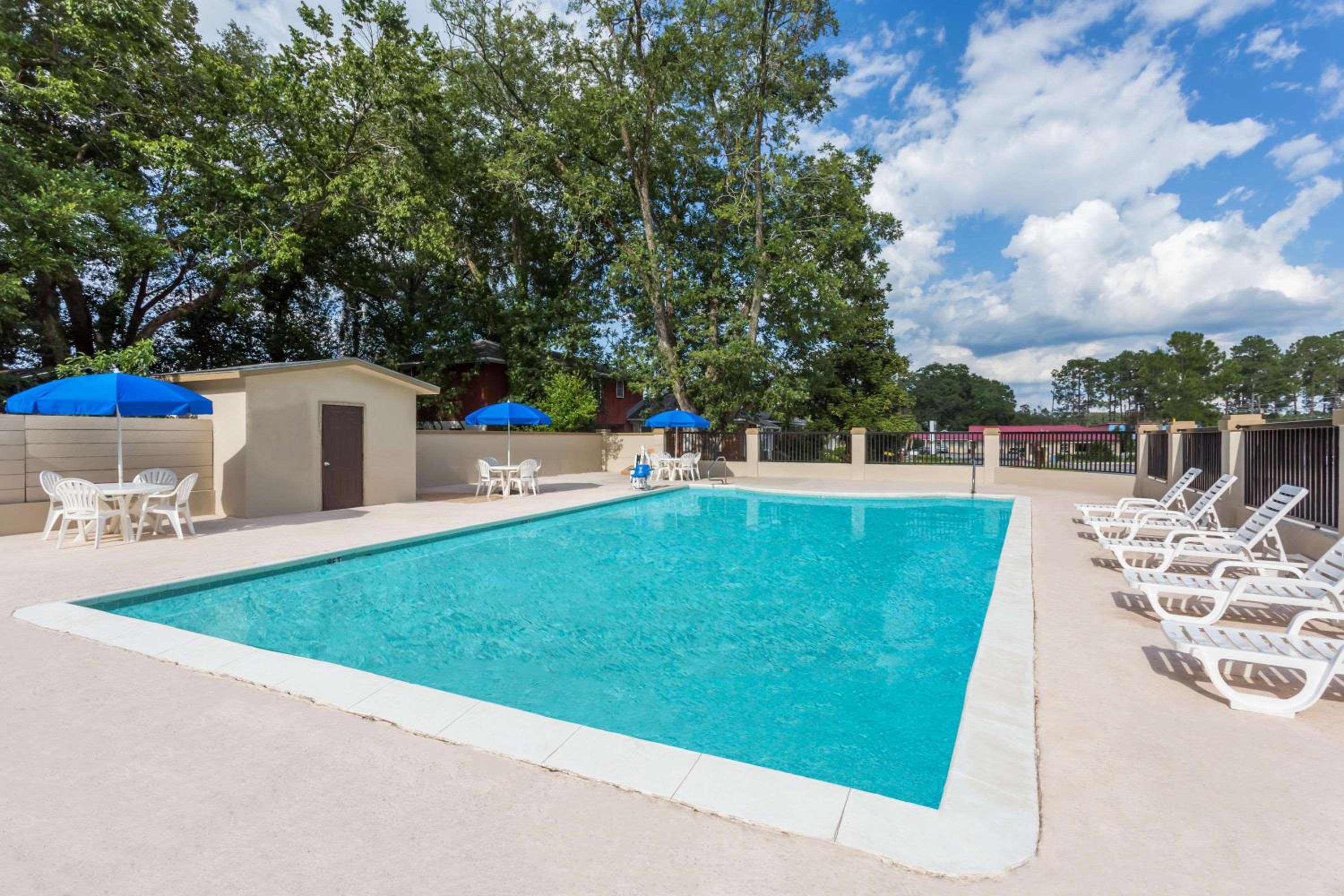 Statesboro Vacations - Knights Inn Statesboro - Property Image 1