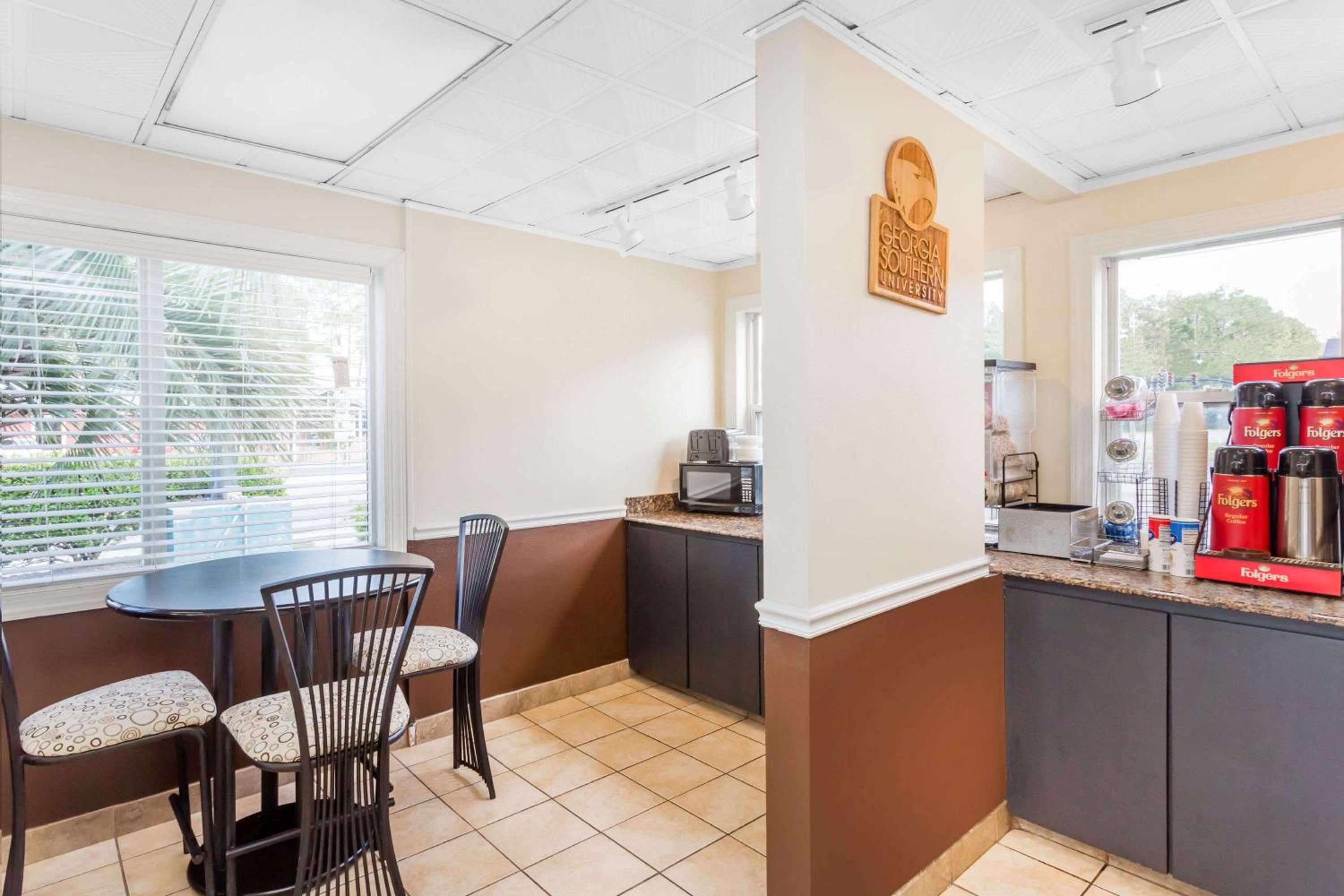 Statesboro Vacations - Knights Inn Statesboro - Property Image 9