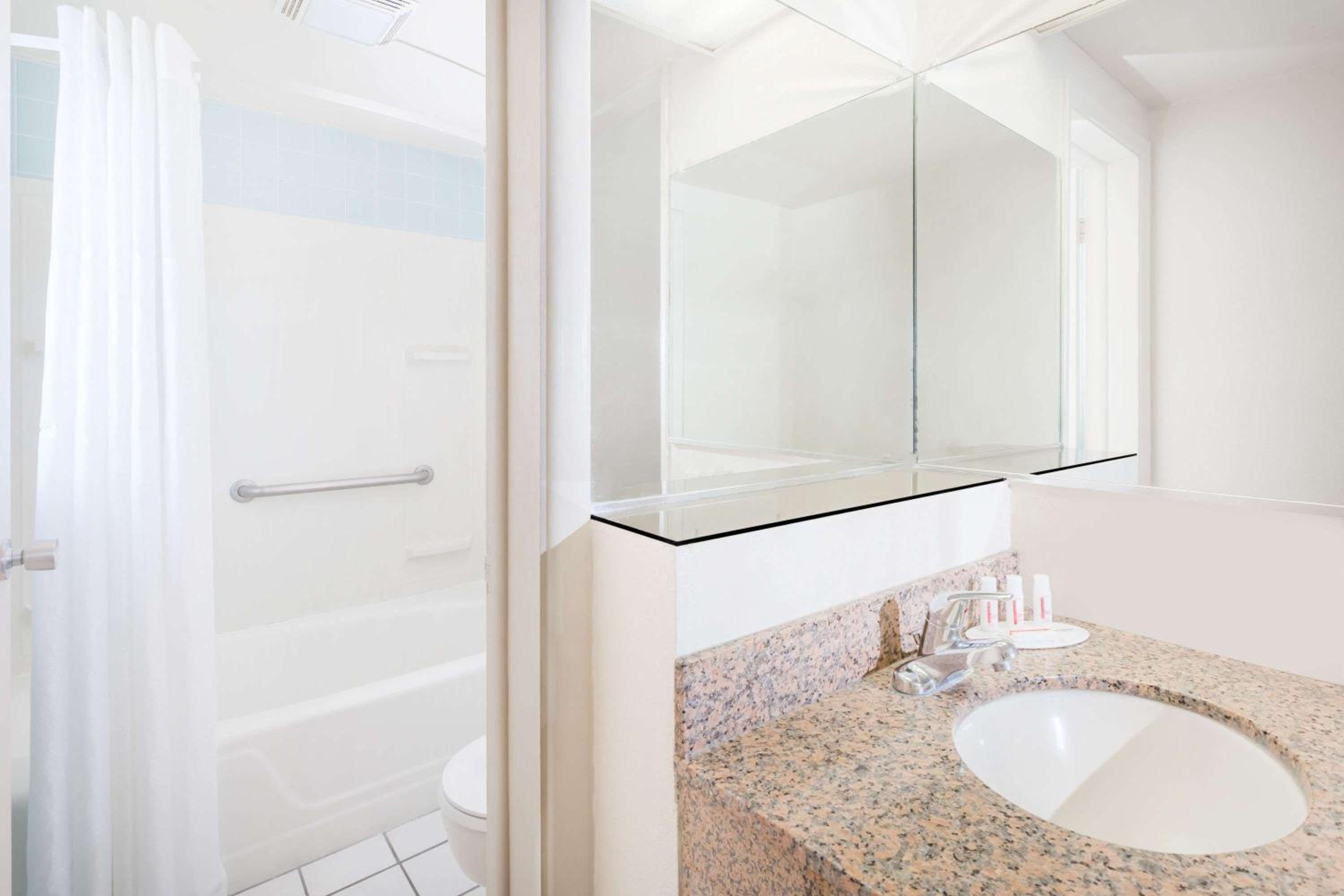 Statesboro Vacations - Knights Inn Statesboro - Property Image 3