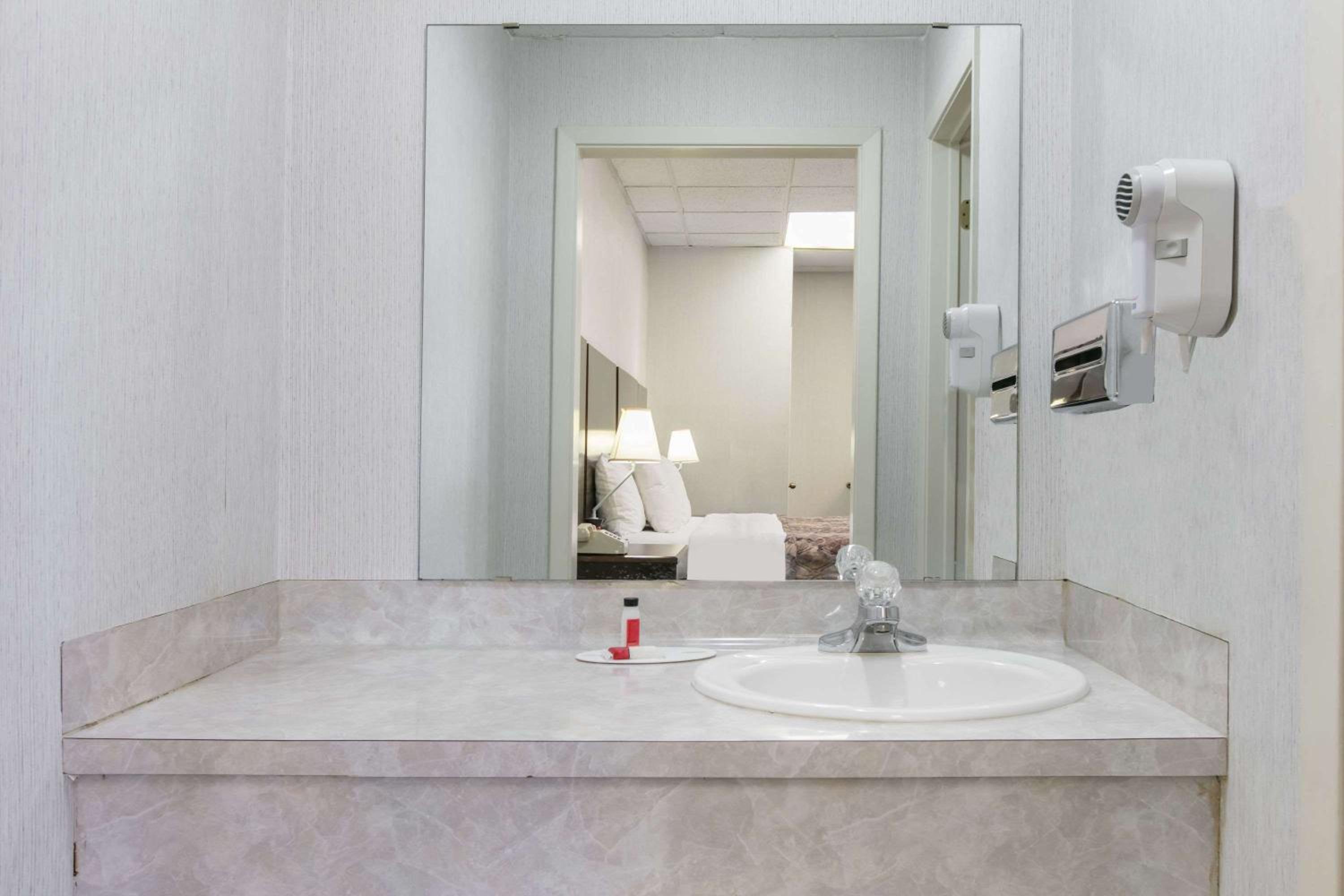 Longview Vacations - Knights Inn Longview - Property Image 8