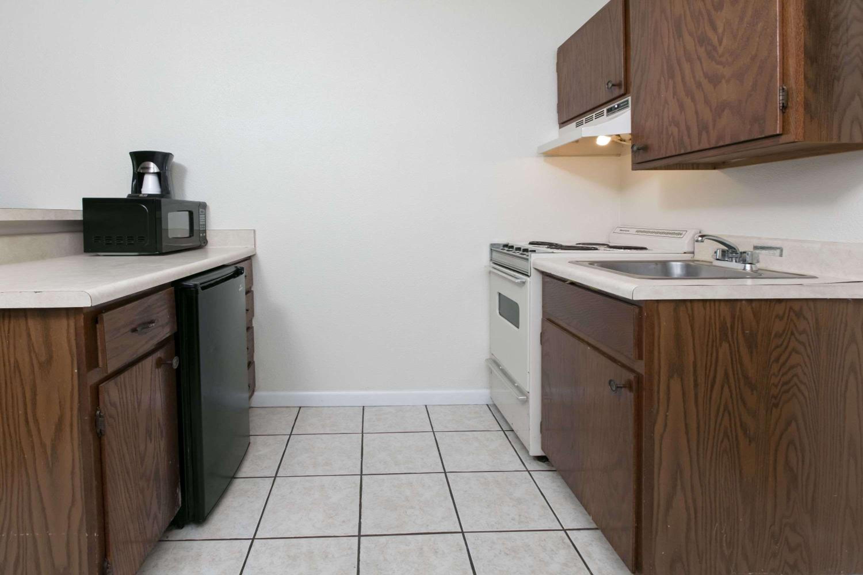 Longview Vacations - Knights Inn Longview - Property Image 11