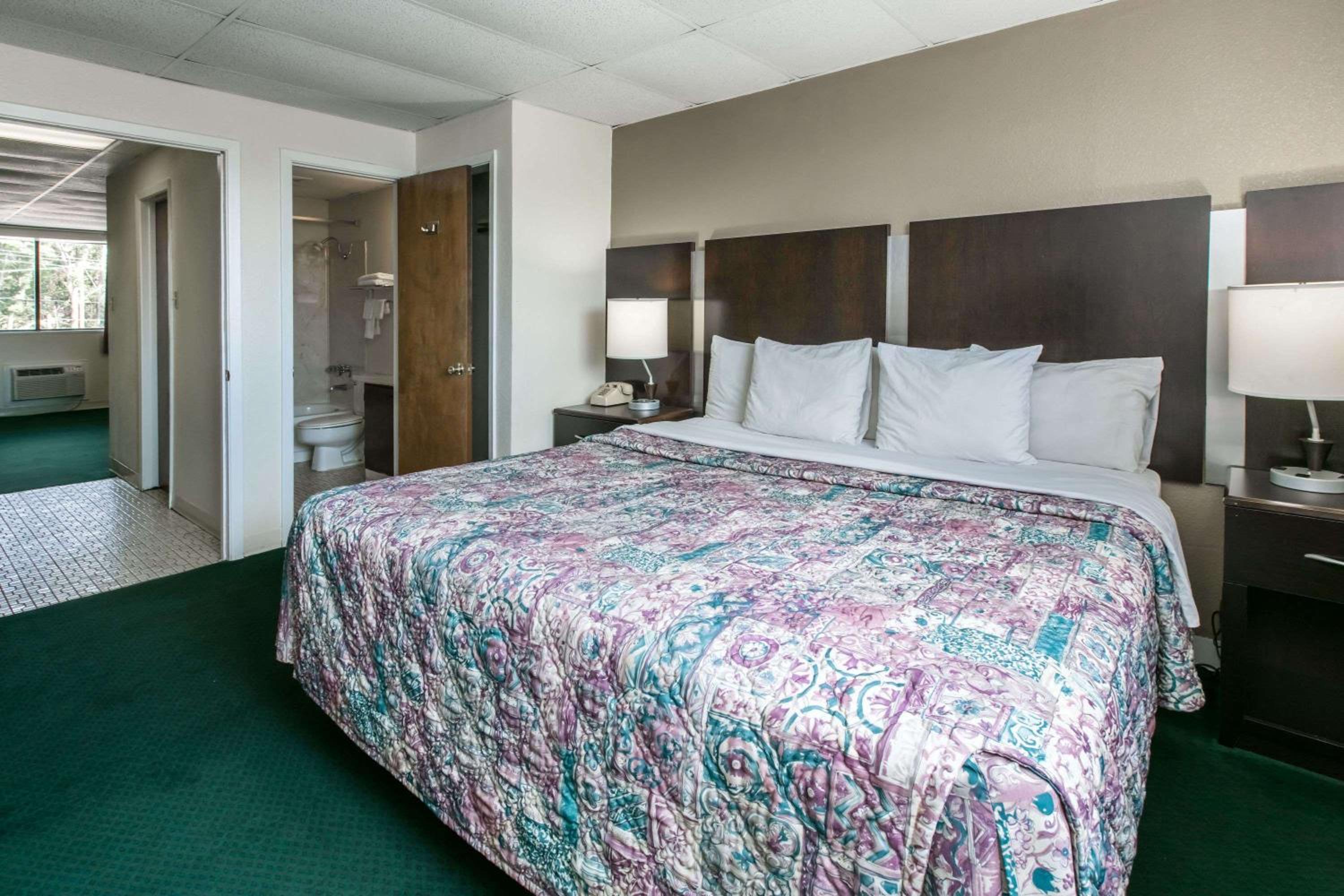 Longview Vacations - Knights Inn Longview - Property Image 1