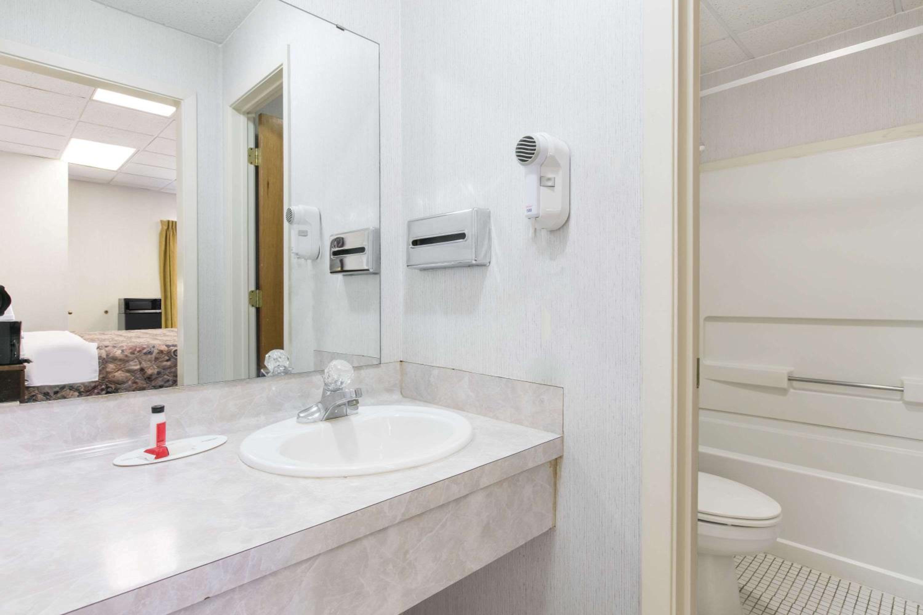 Longview Vacations - Knights Inn Longview - Property Image 9