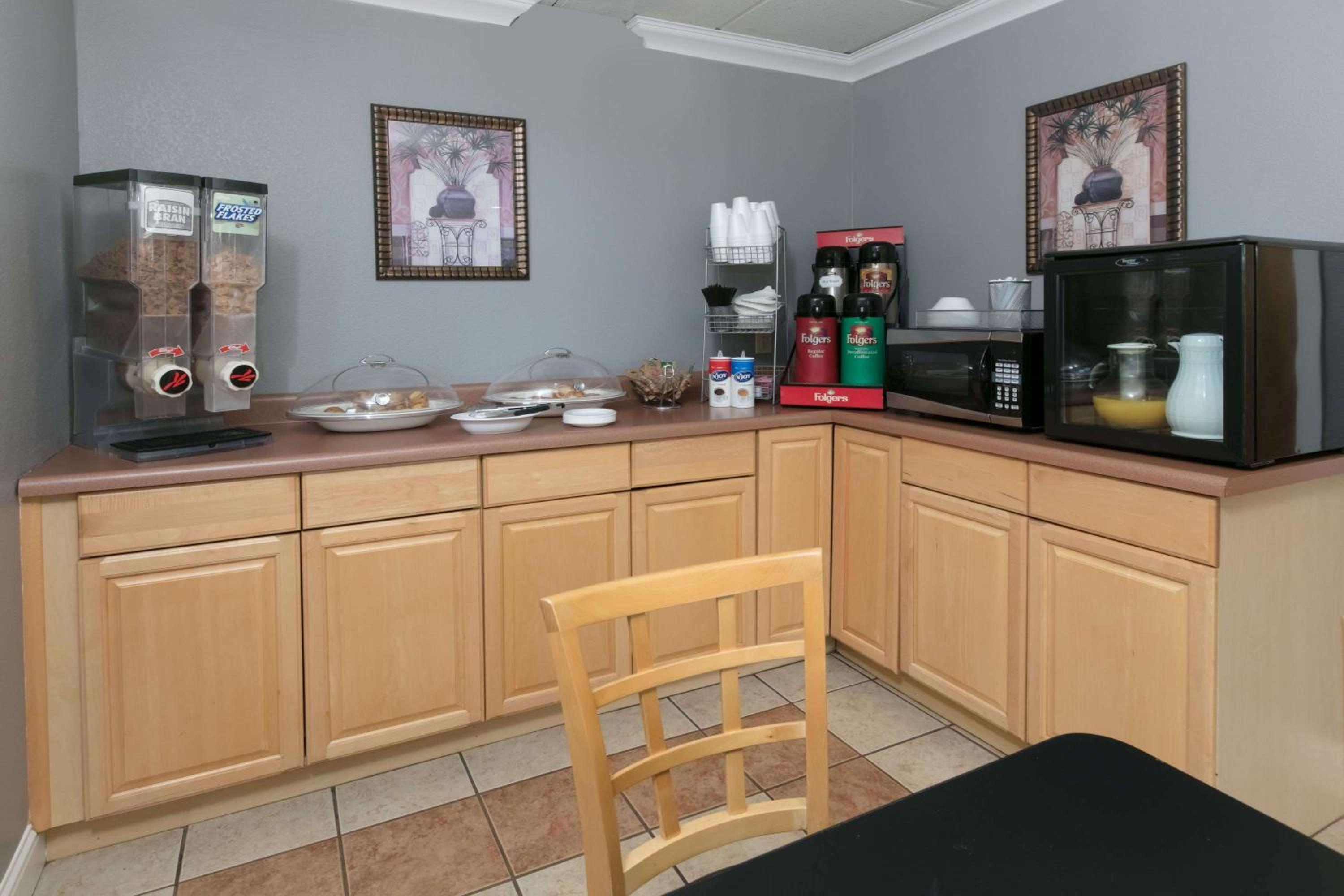 Longview Vacations - Knights Inn Longview - Property Image 2