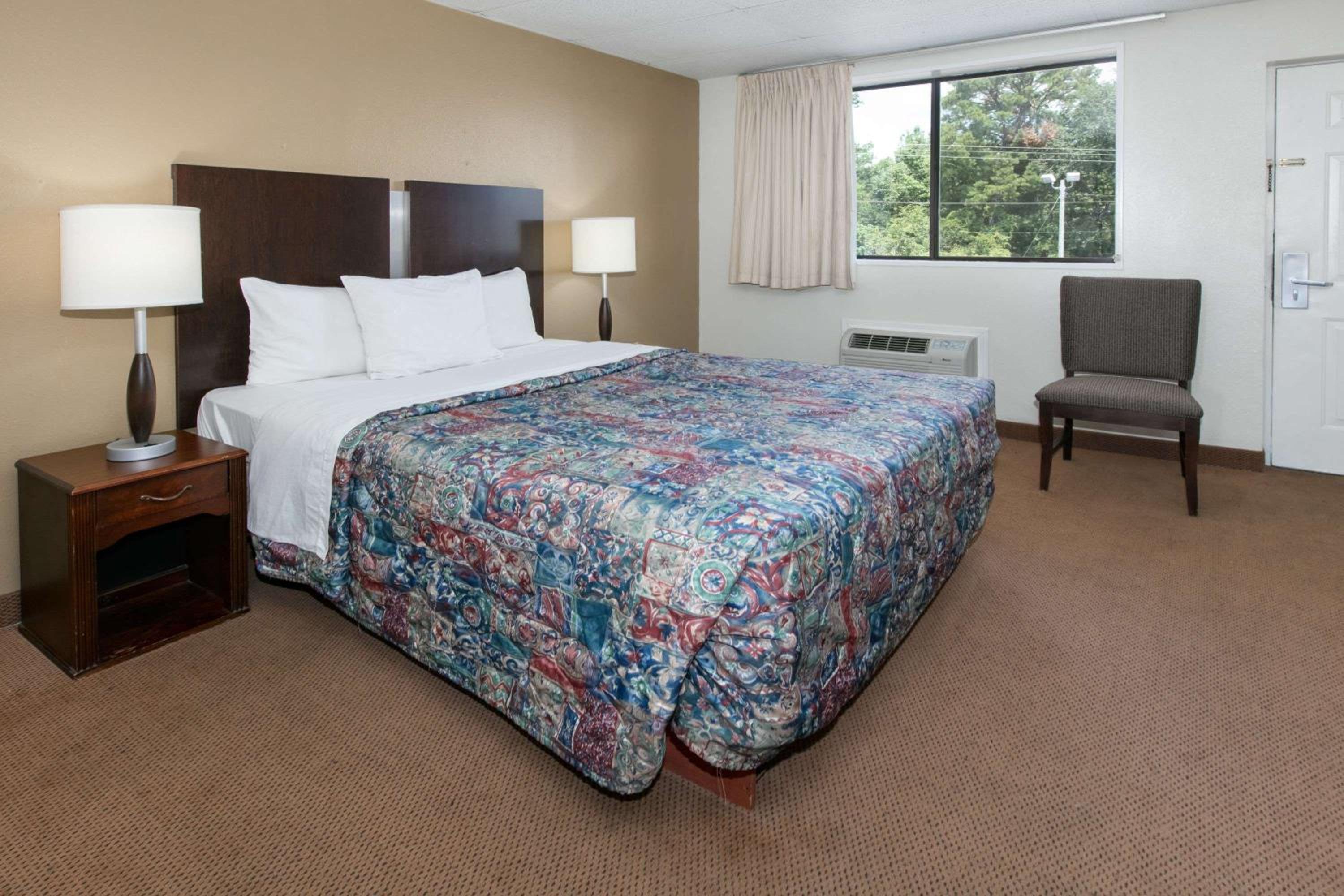 Longview Vacations - Knights Inn Longview - Property Image 19