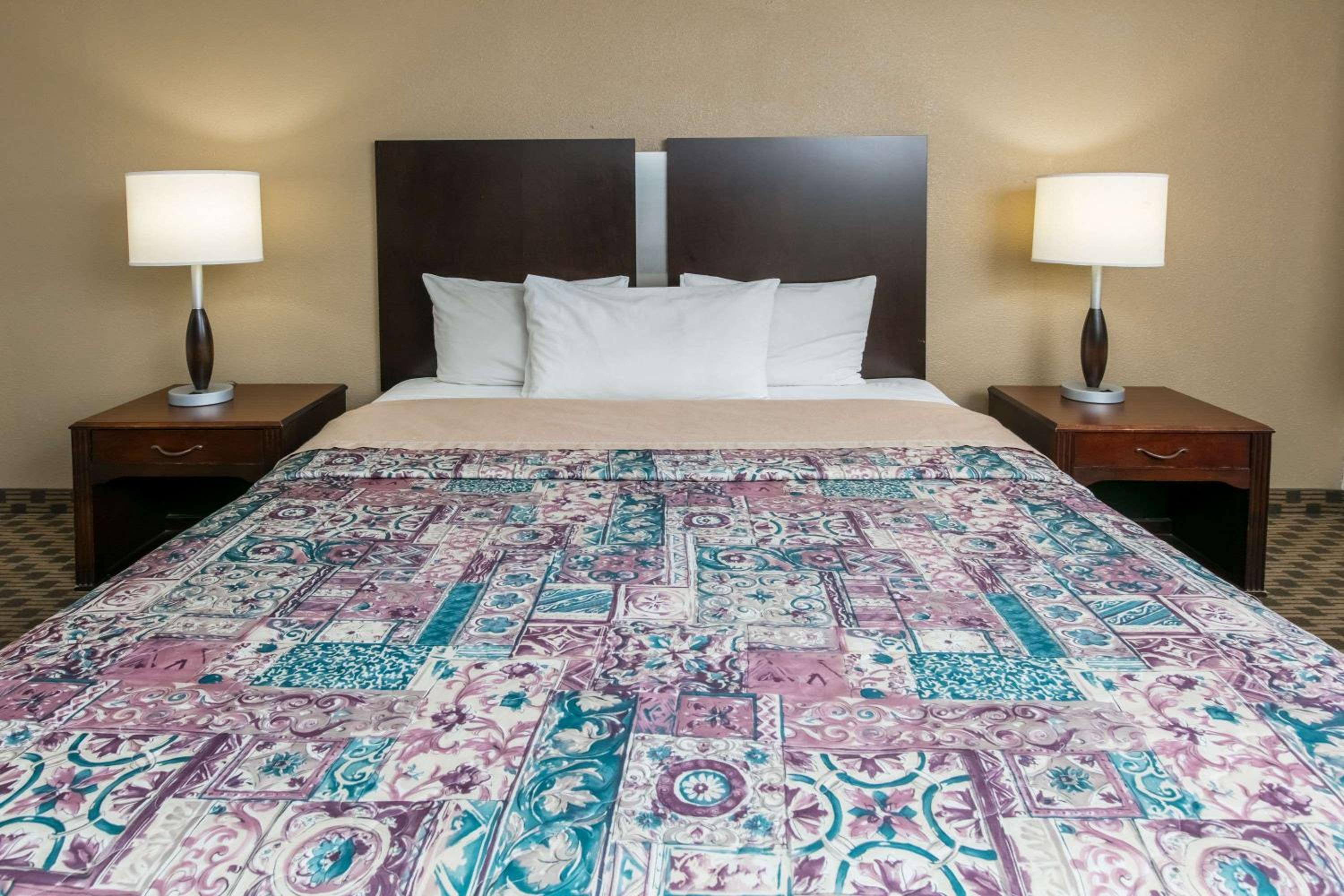 Longview Vacations - Knights Inn Longview - Property Image 21