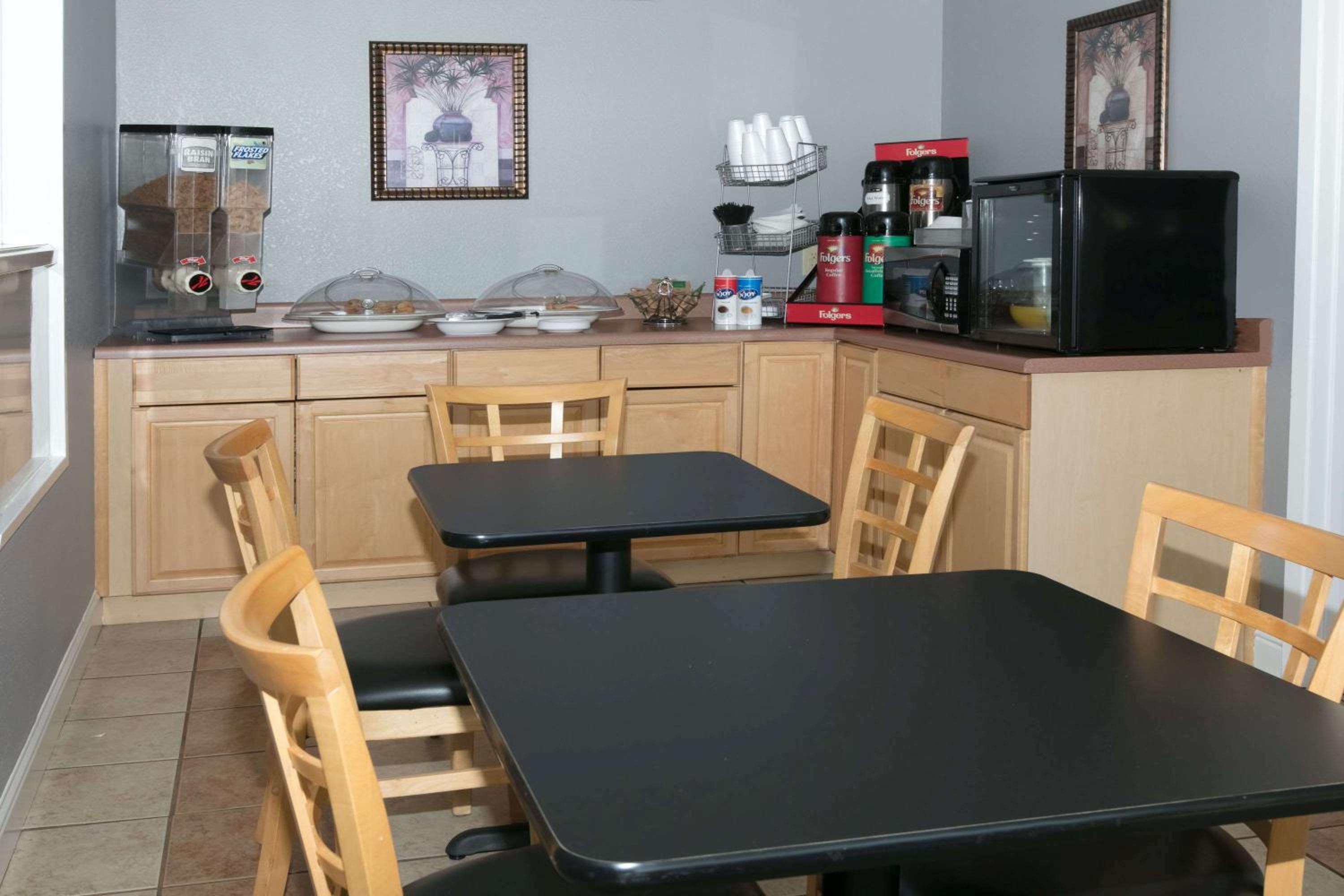 Longview Vacations - Knights Inn Longview - Property Image 3