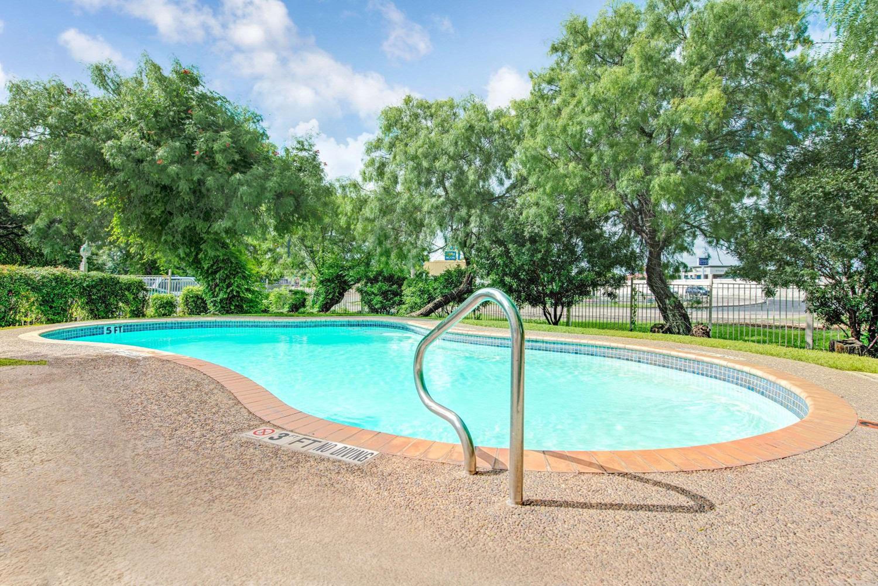Super 8 by Wyndham San Antonio/Fiesta-3