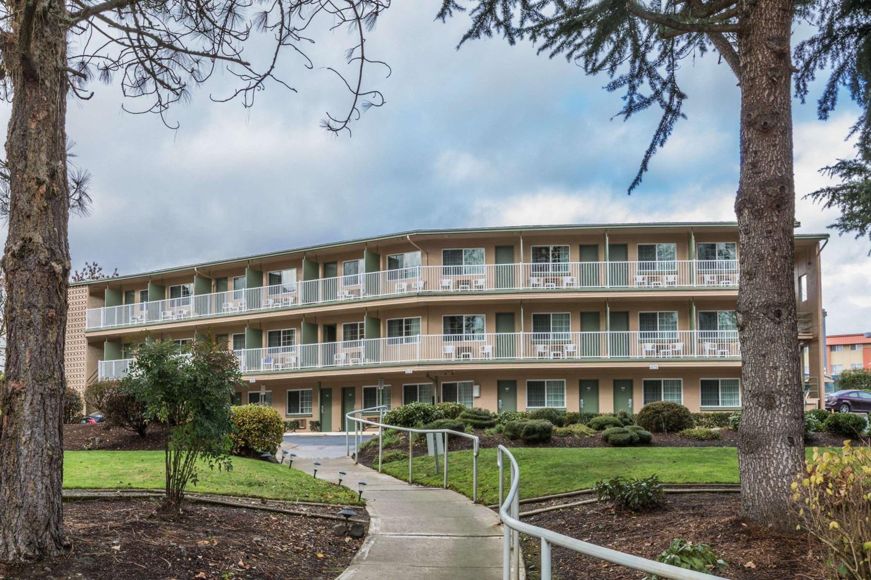 Roseburg Vacations - Riverfront Inn Roseburg - Property Image 1