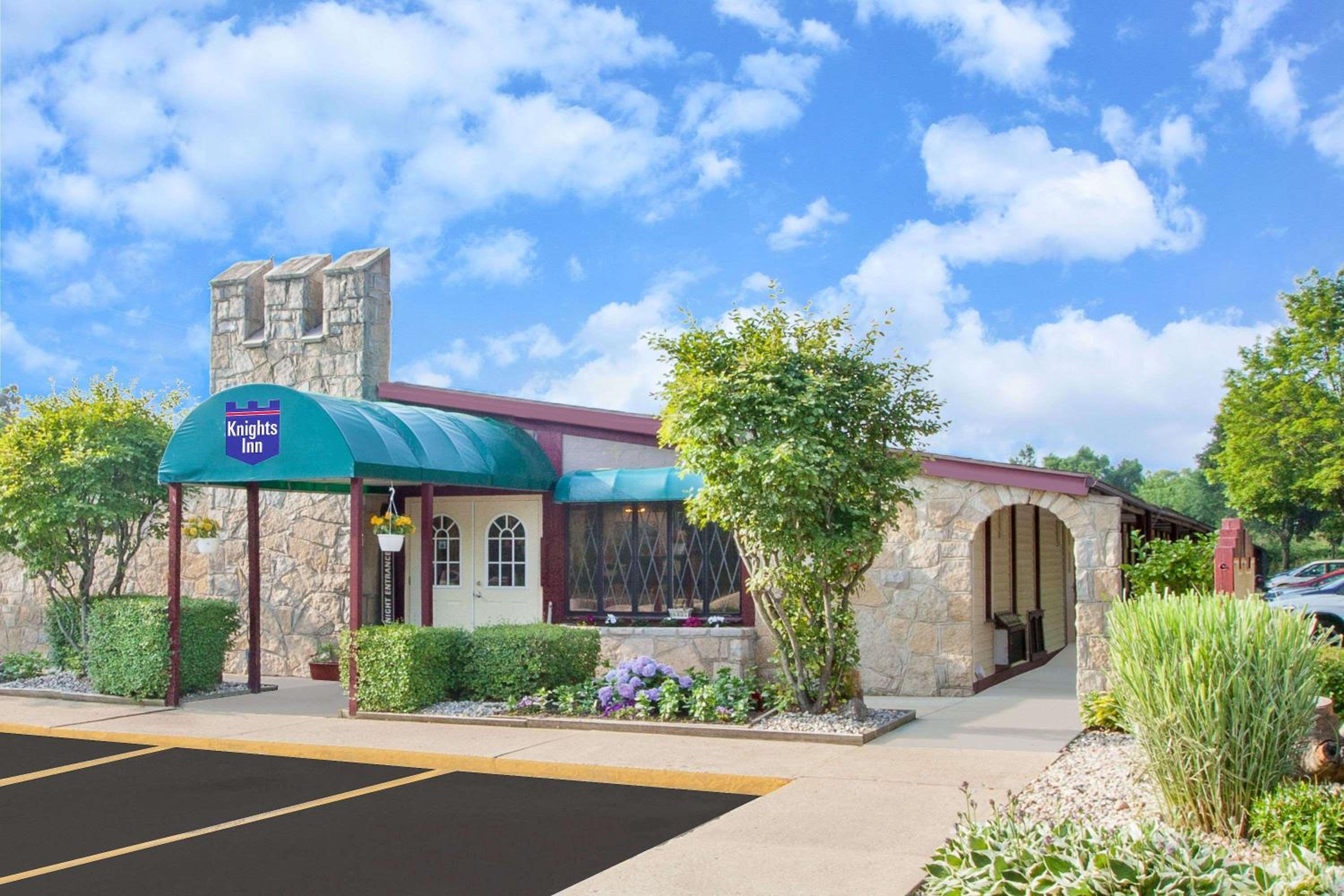 Coldwater Vacations - Knights Inn - Battle Creek - Property Image 1