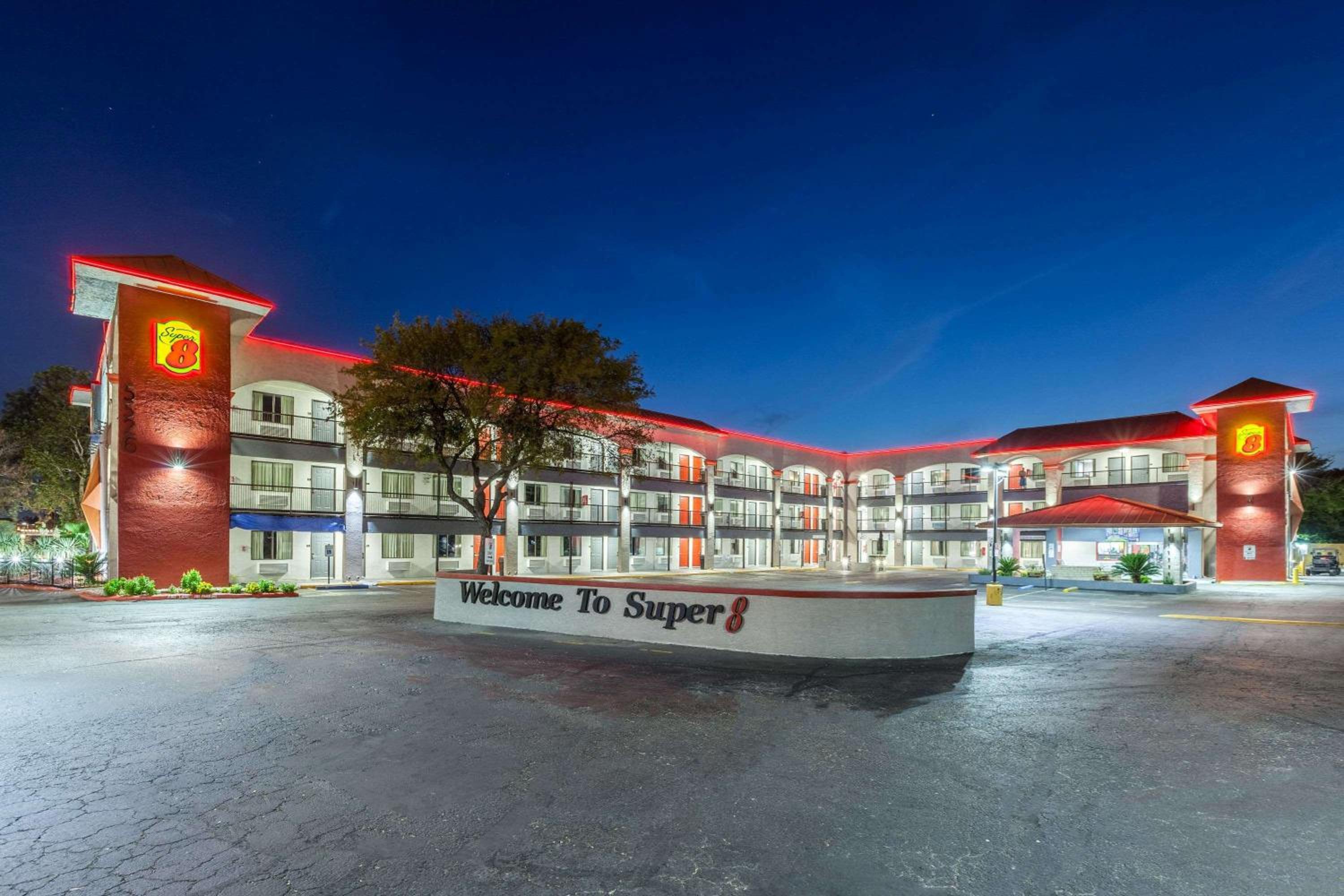 Super 8 by Wyndham Austin University/Downtown Area - Image 2