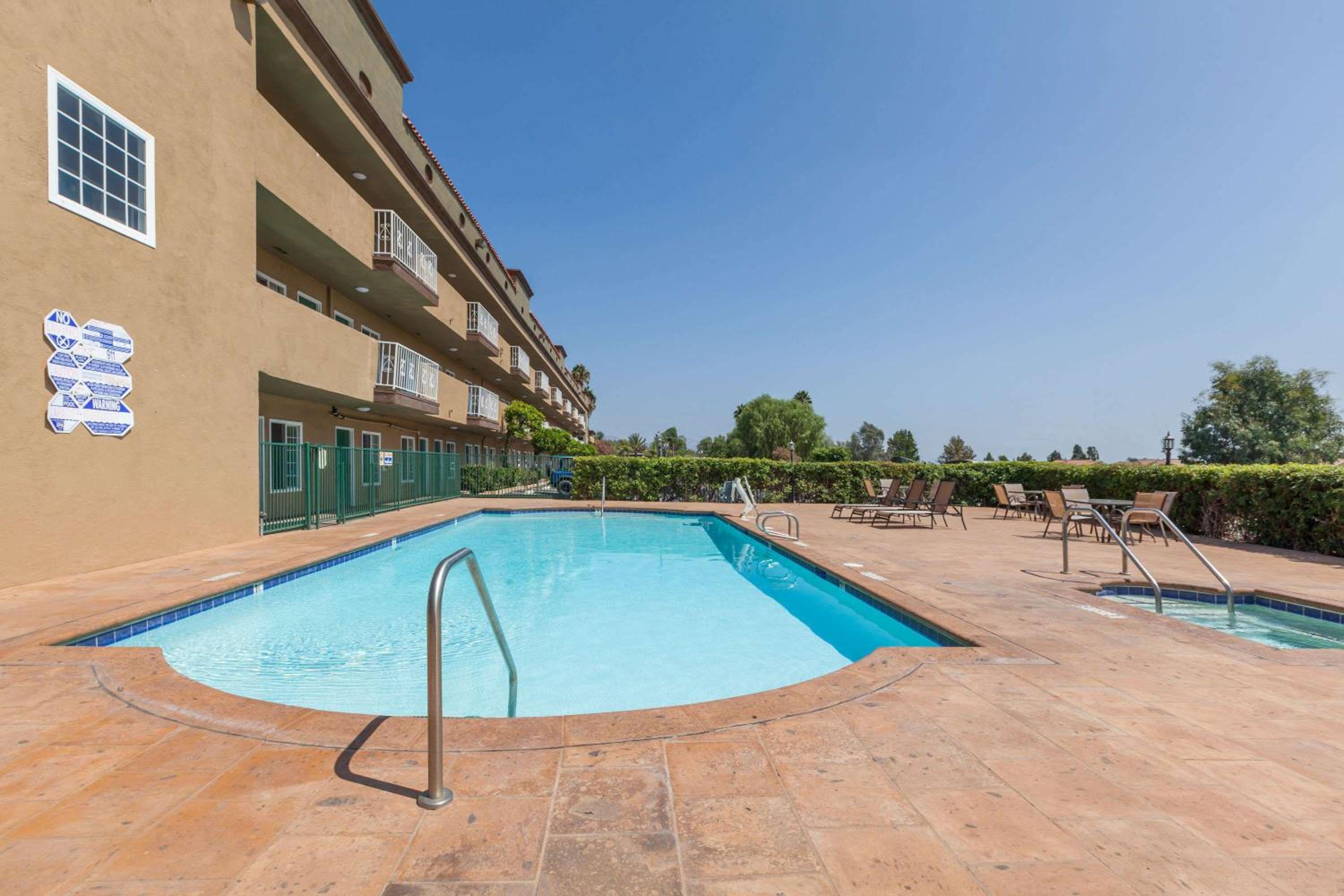 Travelodge by Wyndham Sylmar CA - Property Image 3
