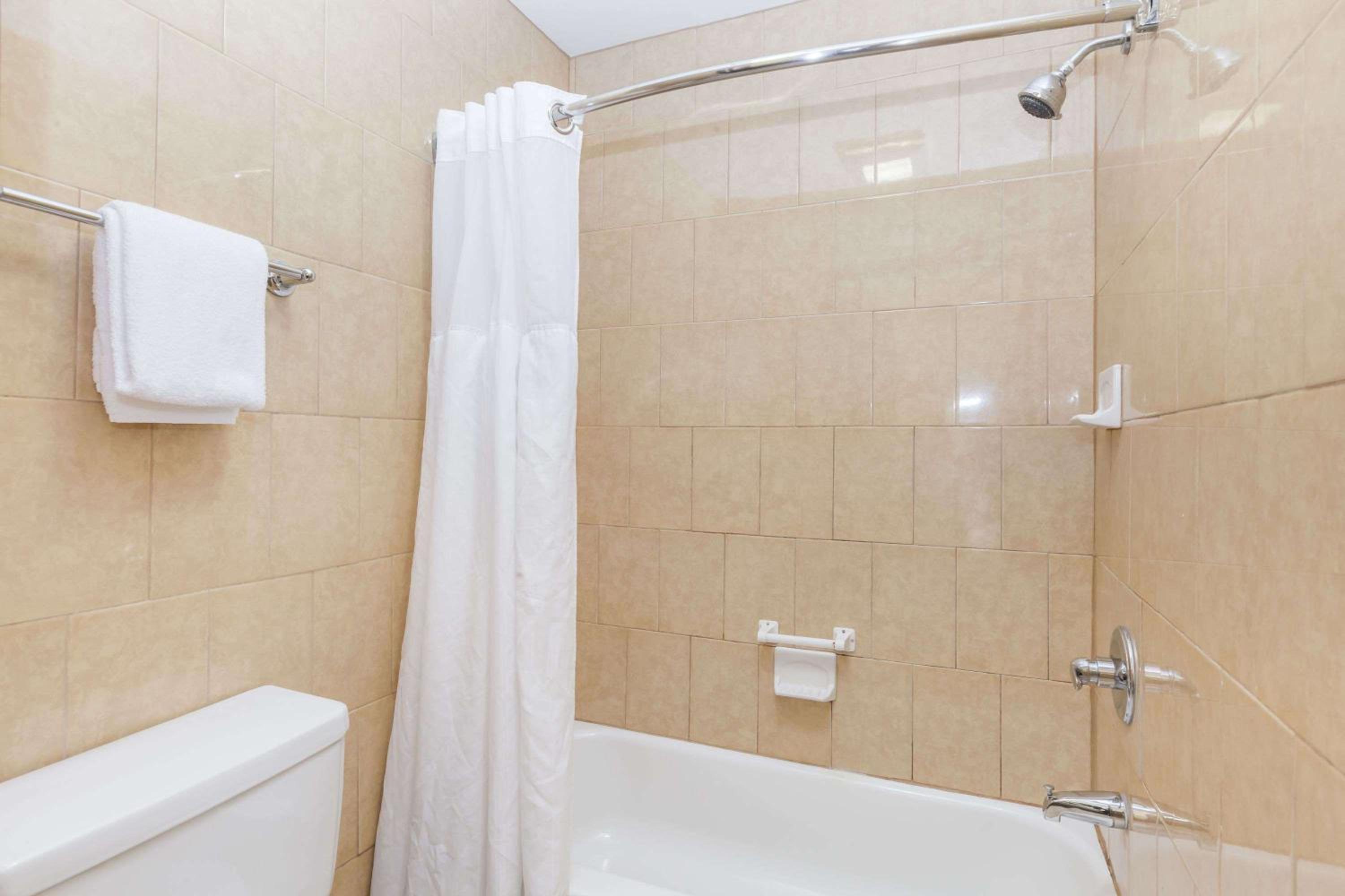Travelodge by Wyndham Sylmar CA - Property Image 11