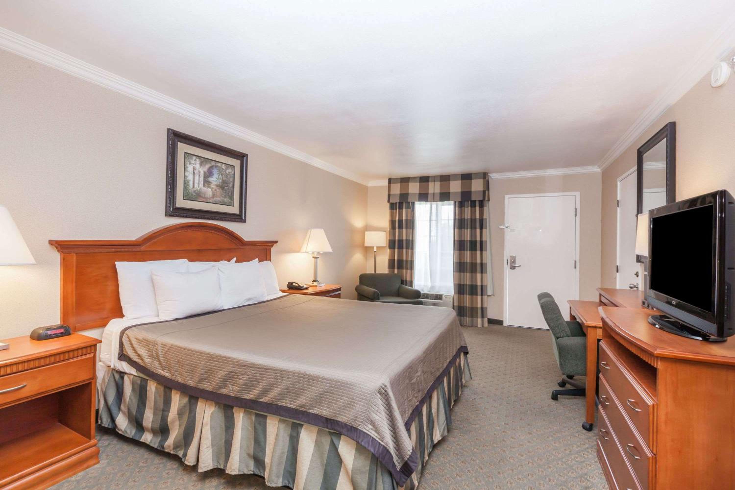 Travelodge by Wyndham Sylmar CA - Property Image 5