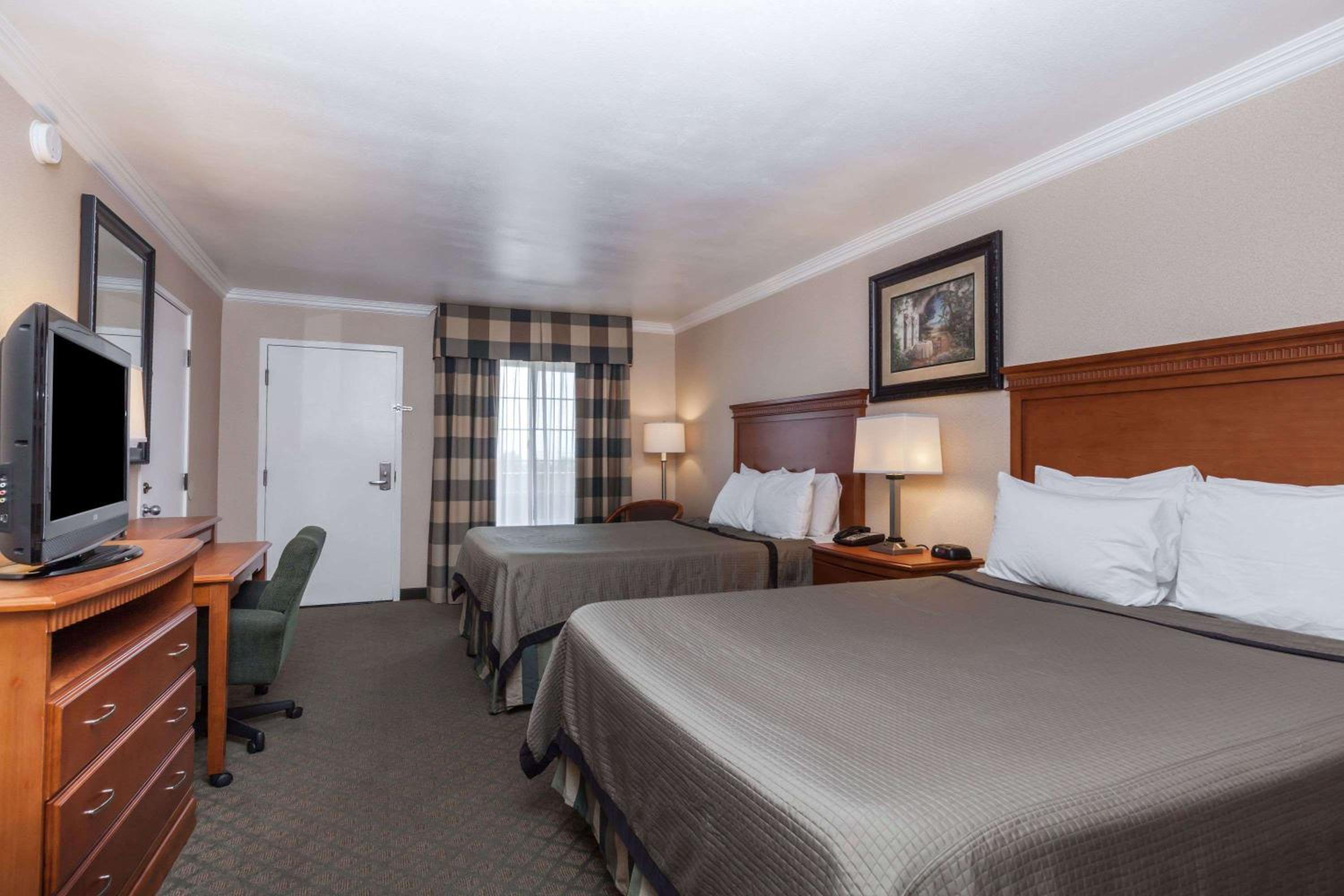 Travelodge by Wyndham Sylmar CA - Property Image 4