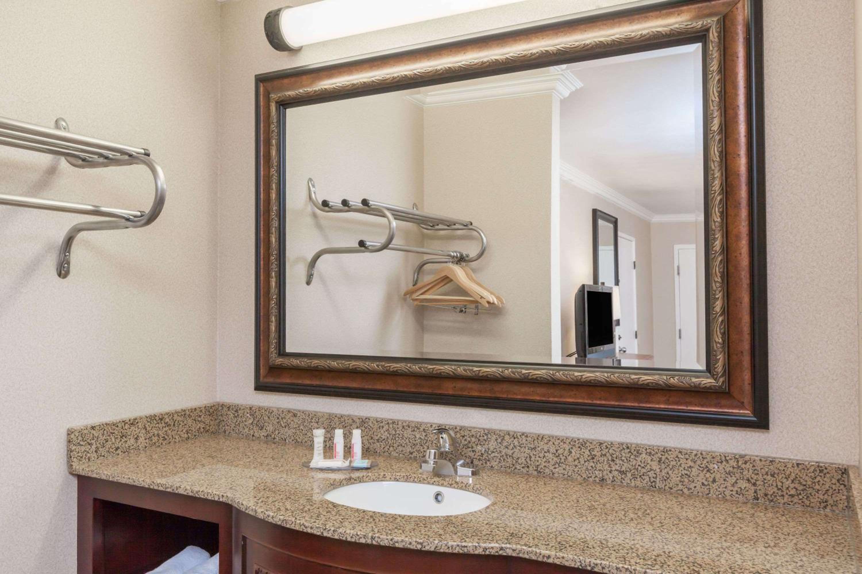 Travelodge by Wyndham Sylmar CA - Property Image 12