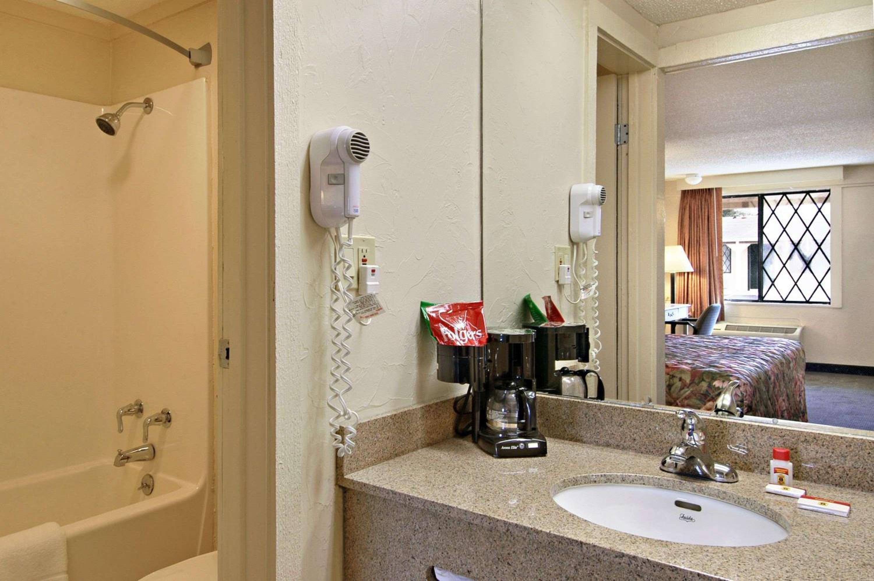 Super 8 by Wyndham Lantana West Palm Beach view 4