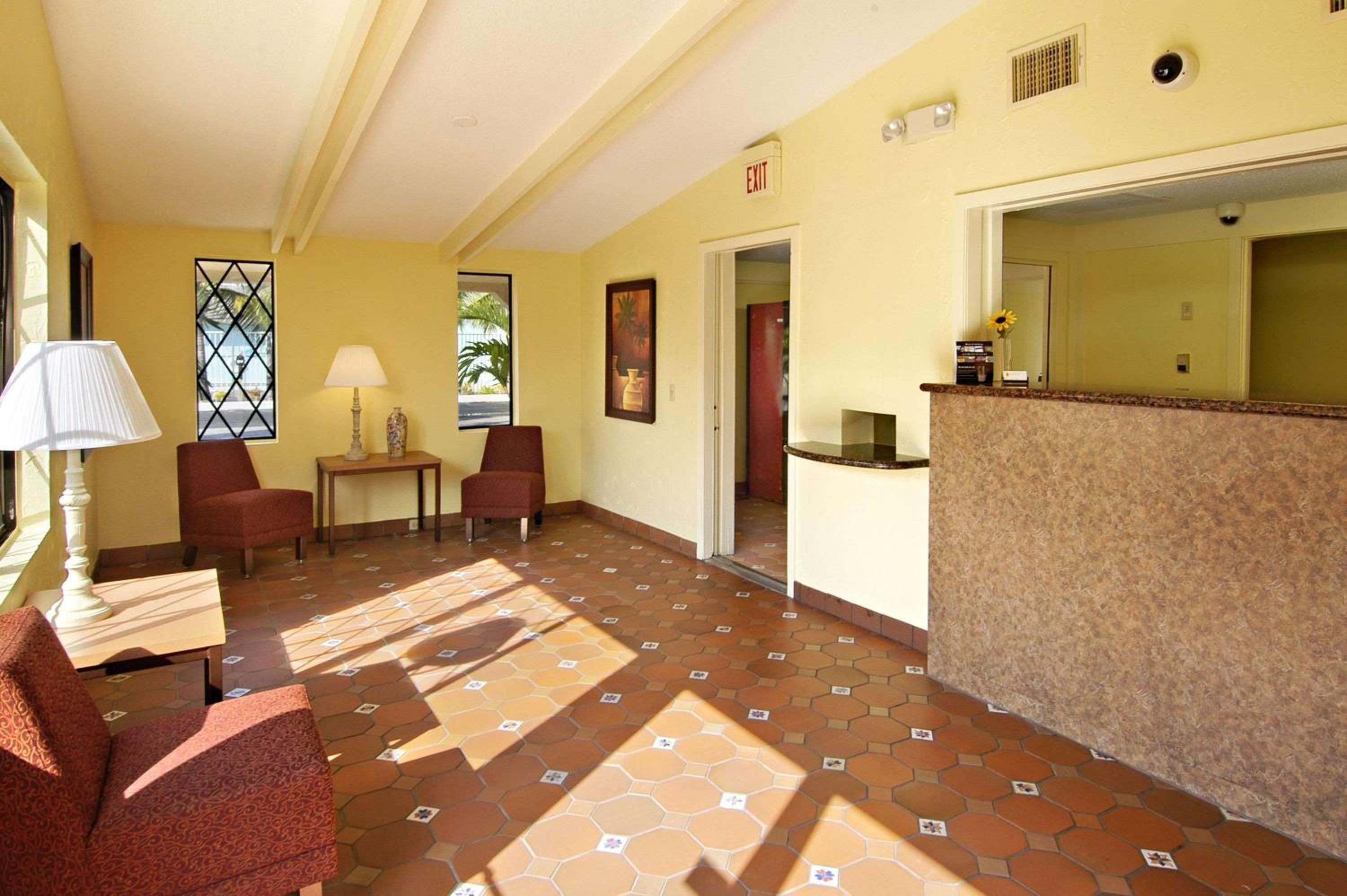 Super 8 by Wyndham Lantana West Palm Beach view 2