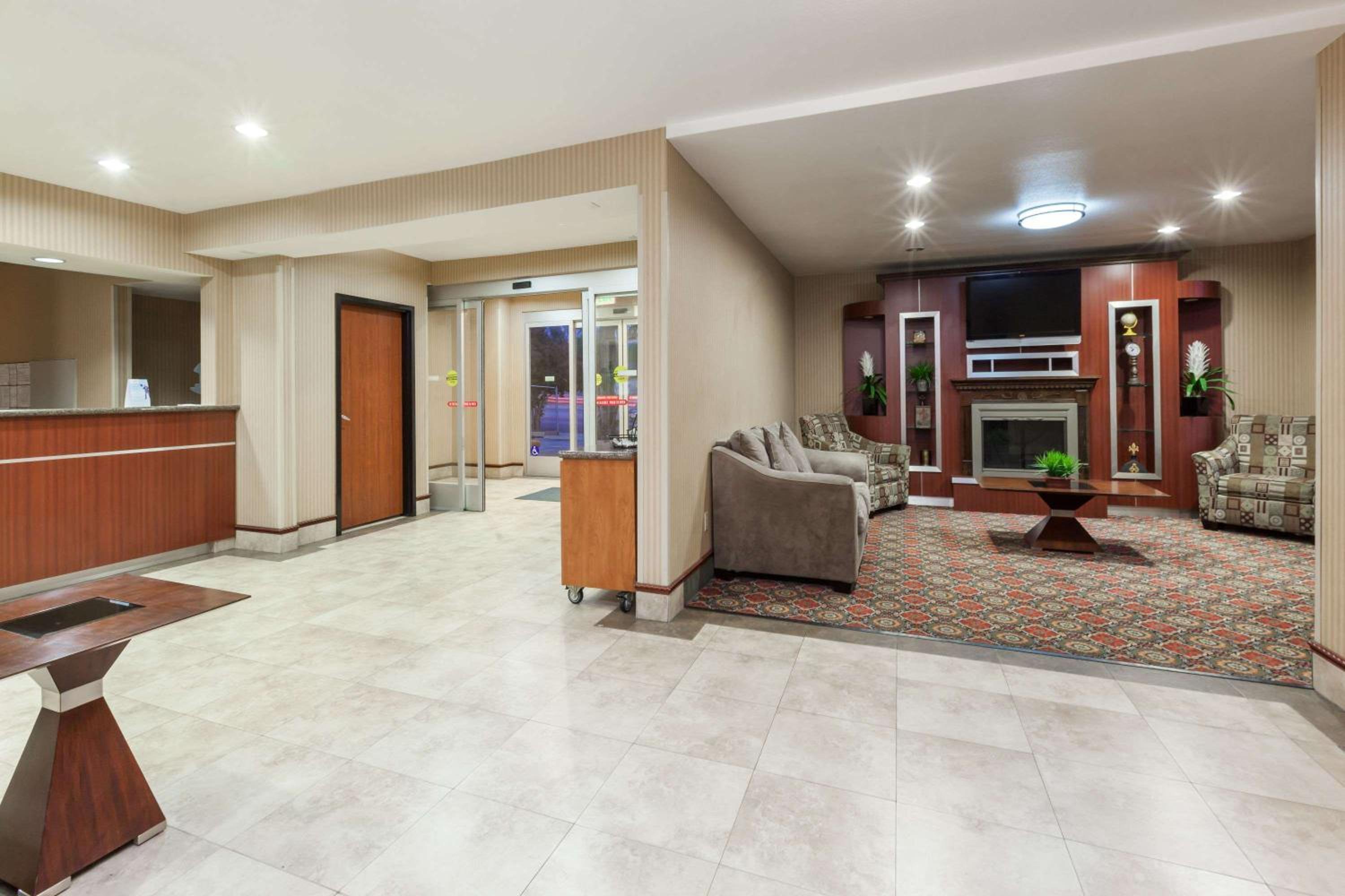 Travelodge by Wyndham Sylmar CA - Property Image 2