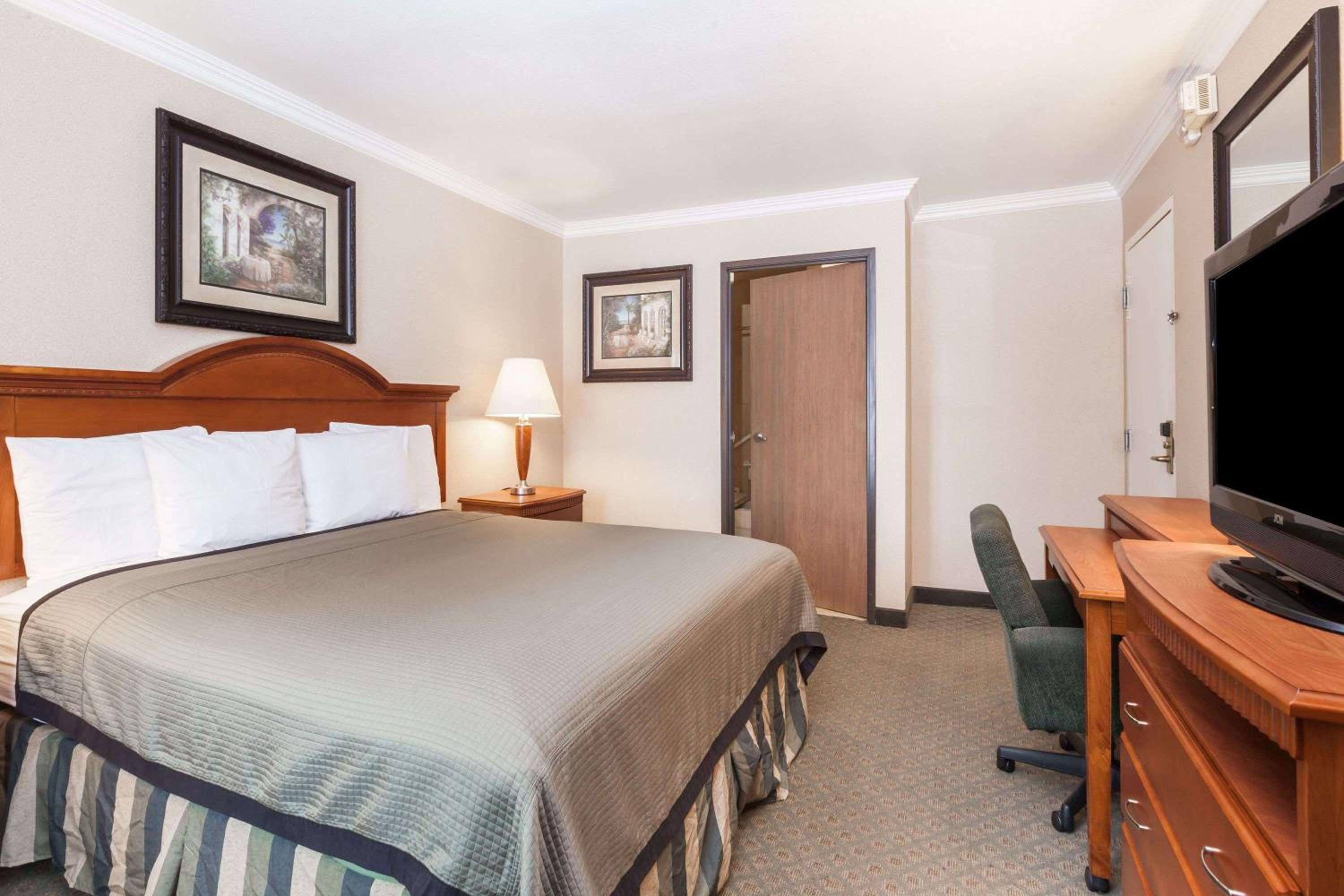Travelodge by Wyndham Sylmar CA - Property Image 10
