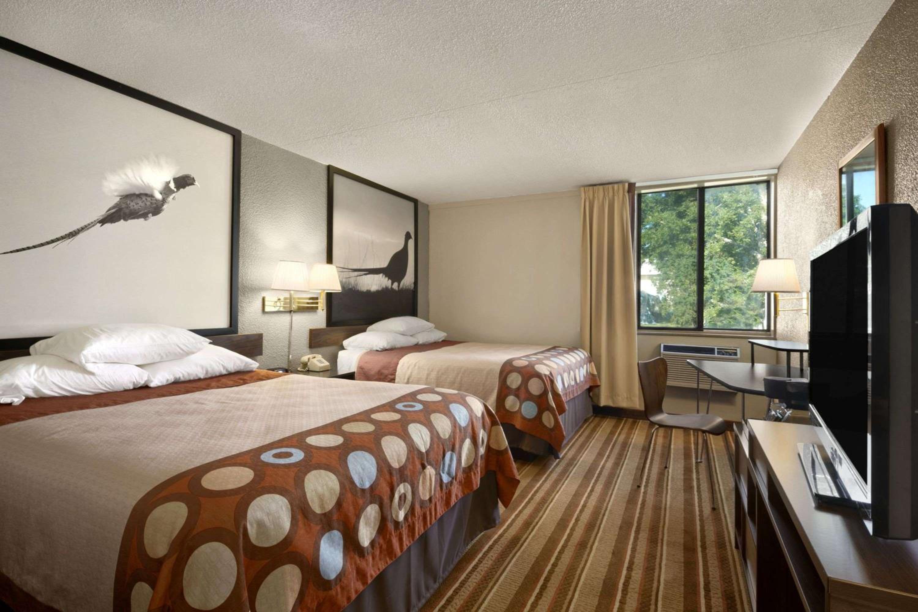 Super 8 by Wyndham Redfield view 4