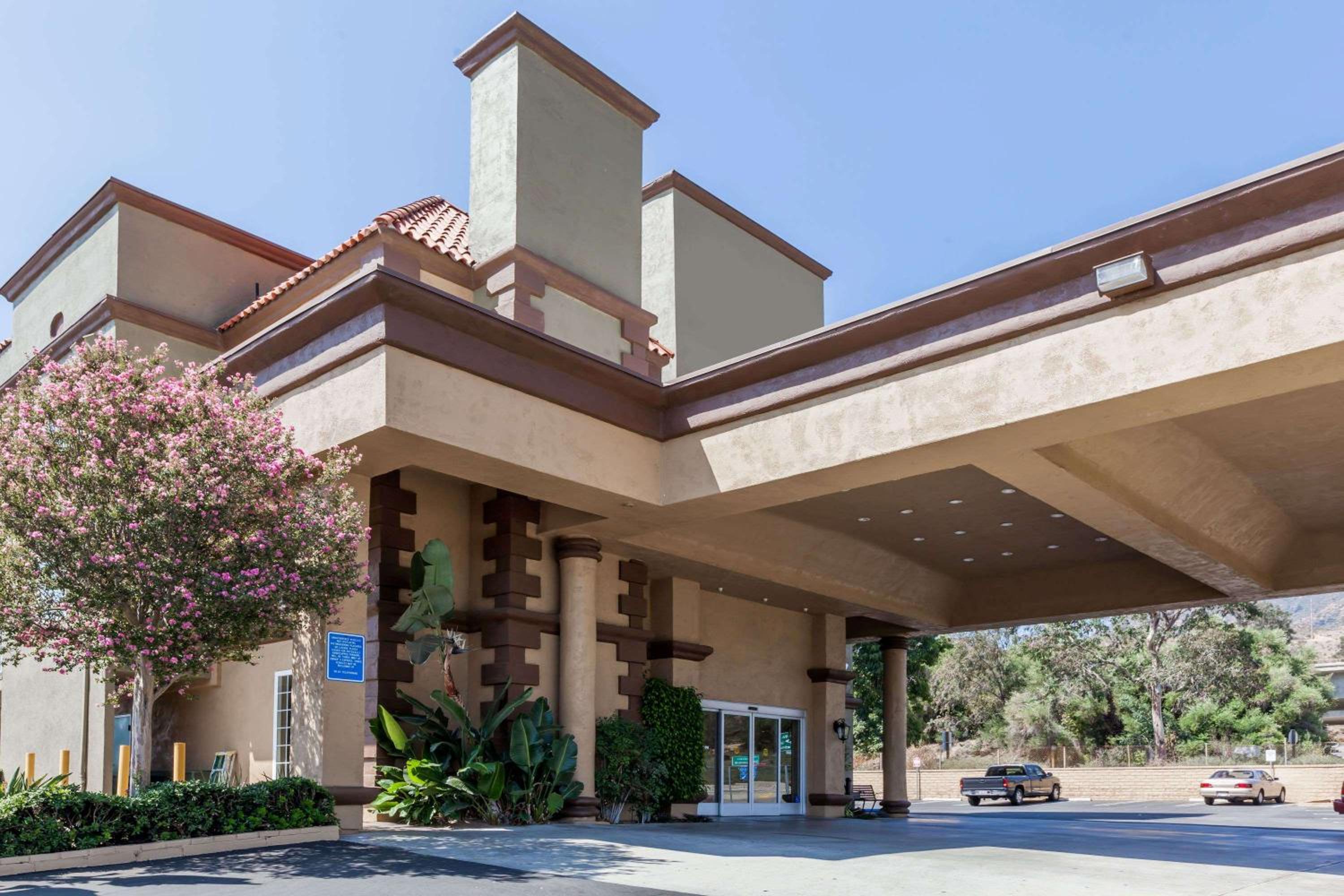 Travelodge by Wyndham Sylmar CA - Property Image 1