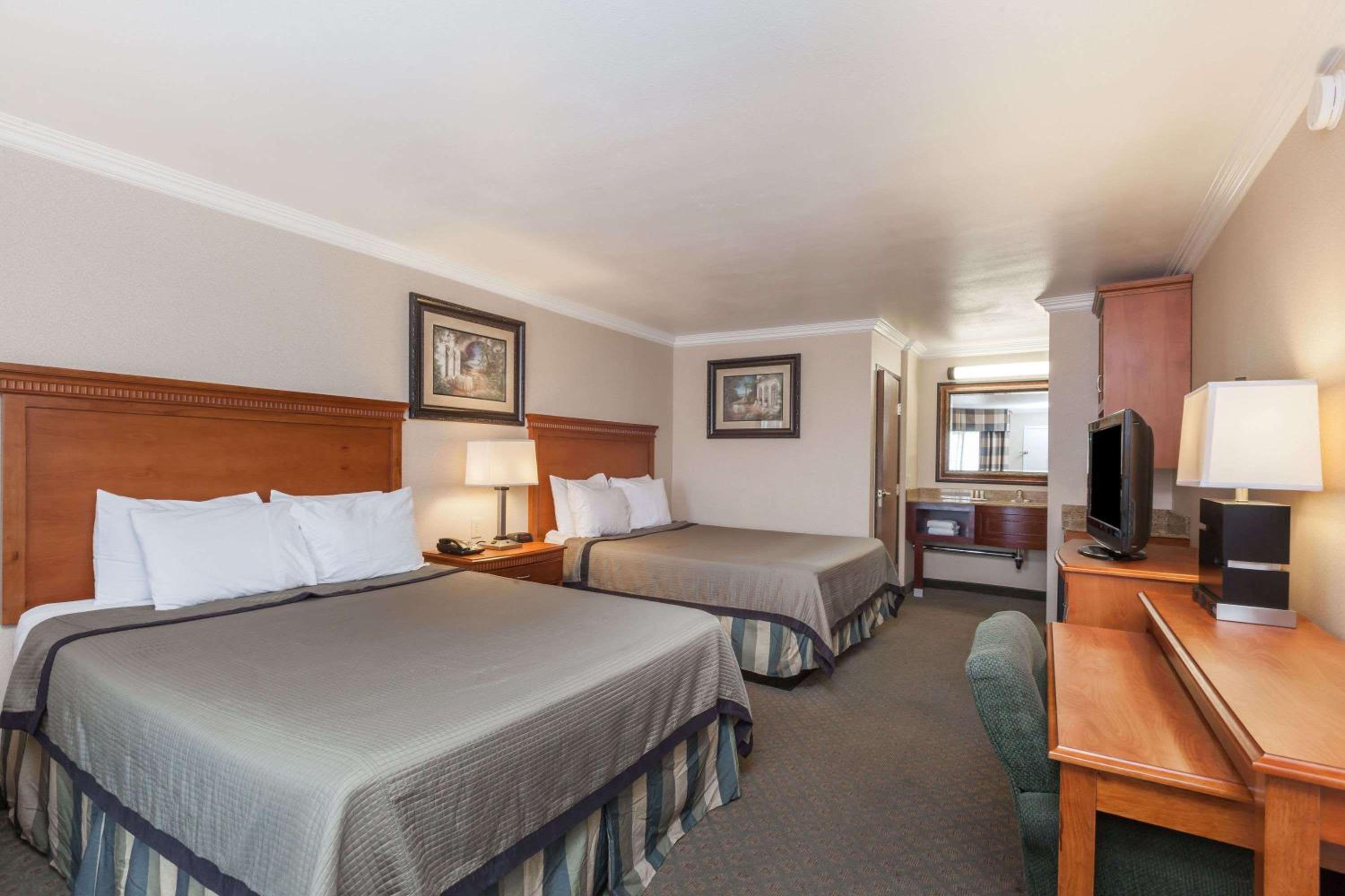 Travelodge by Wyndham Sylmar CA - Property Image 6