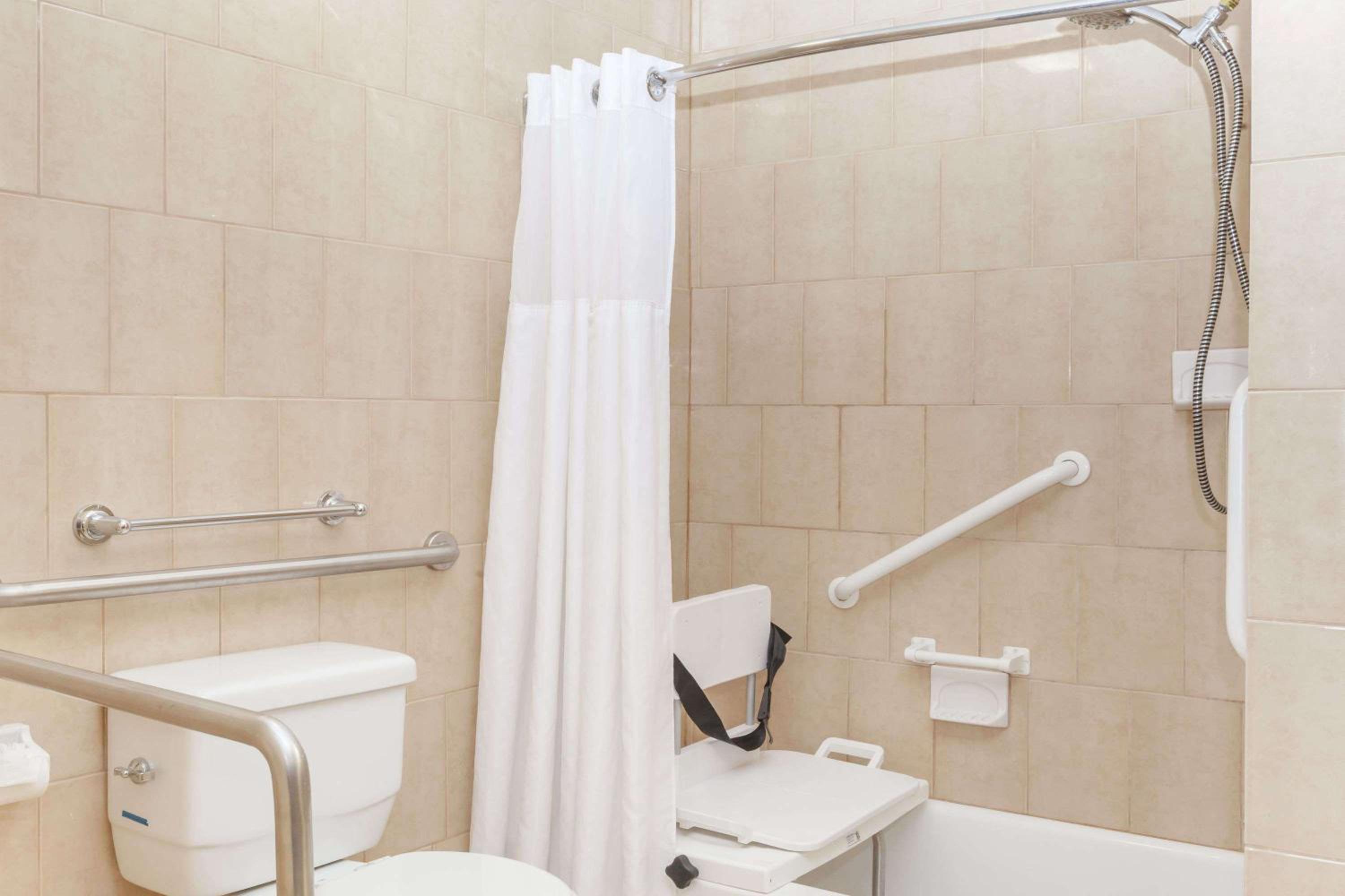 Travelodge by Wyndham Sylmar CA - Property Image 8