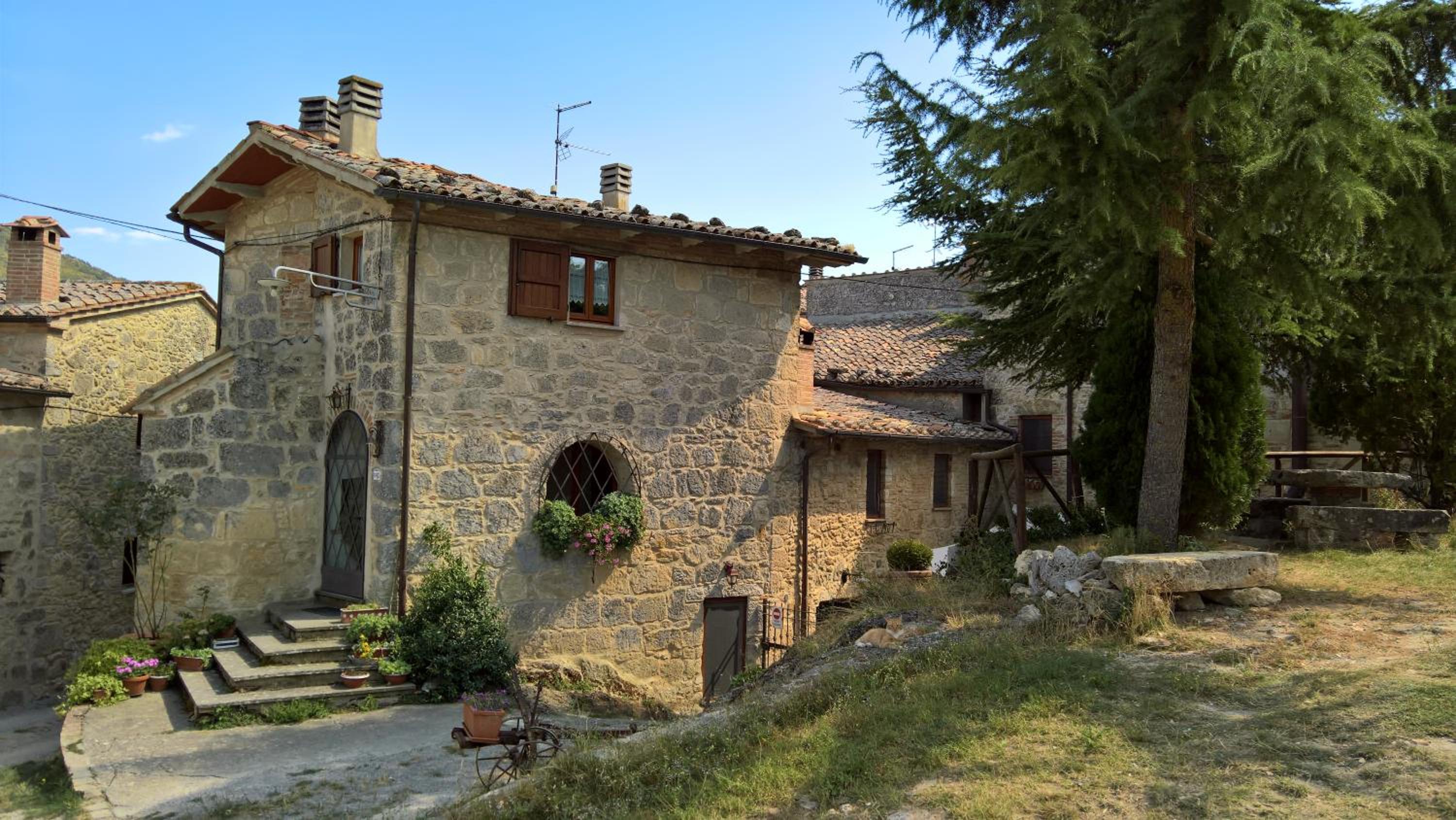 Il Borgo Del Lupo Relax Family Apartments in Tuscany with Restaurant & Swimming Pool