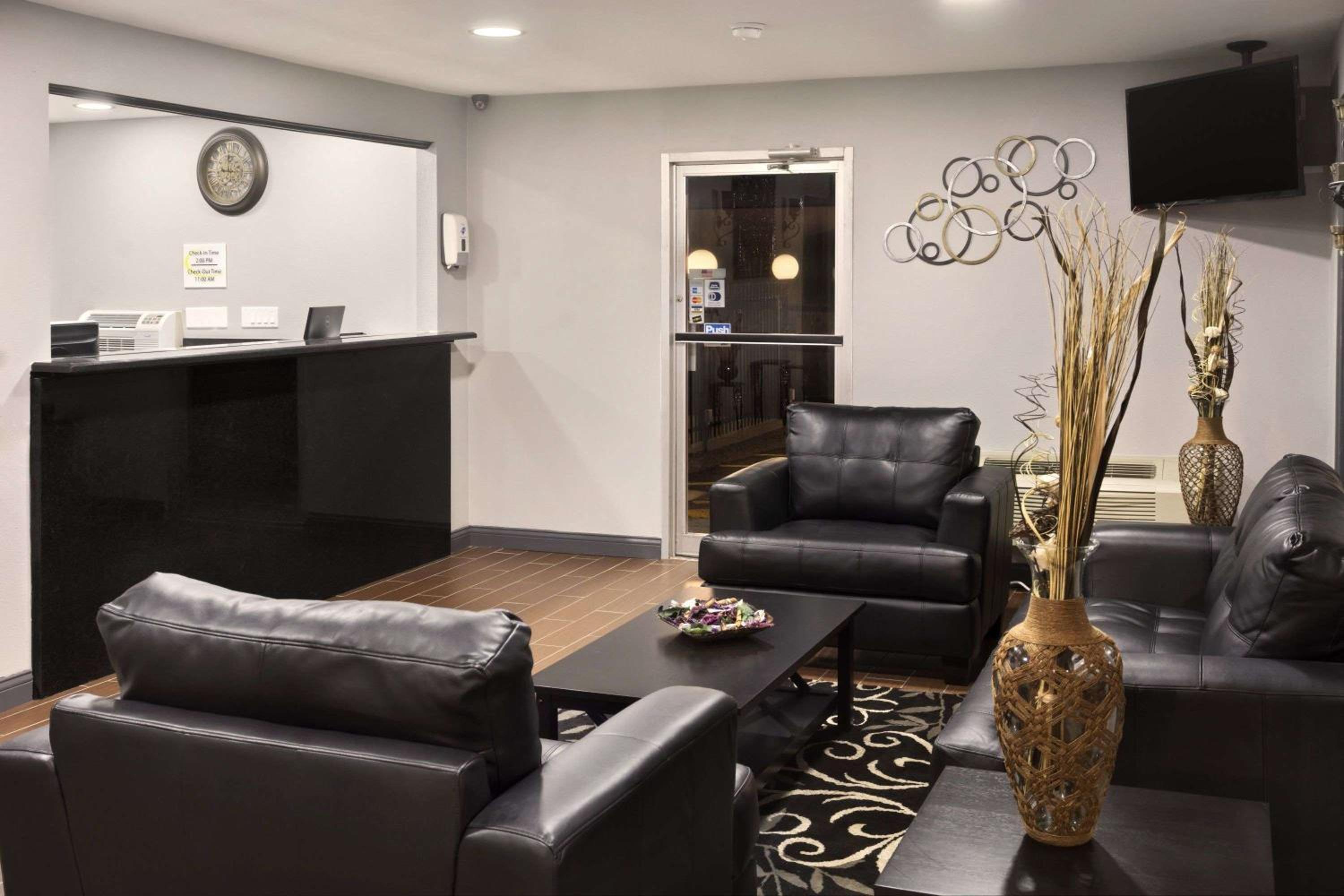 Ardmore Vacations - Super 8 by Wyndham Ardmore - Property Image 2