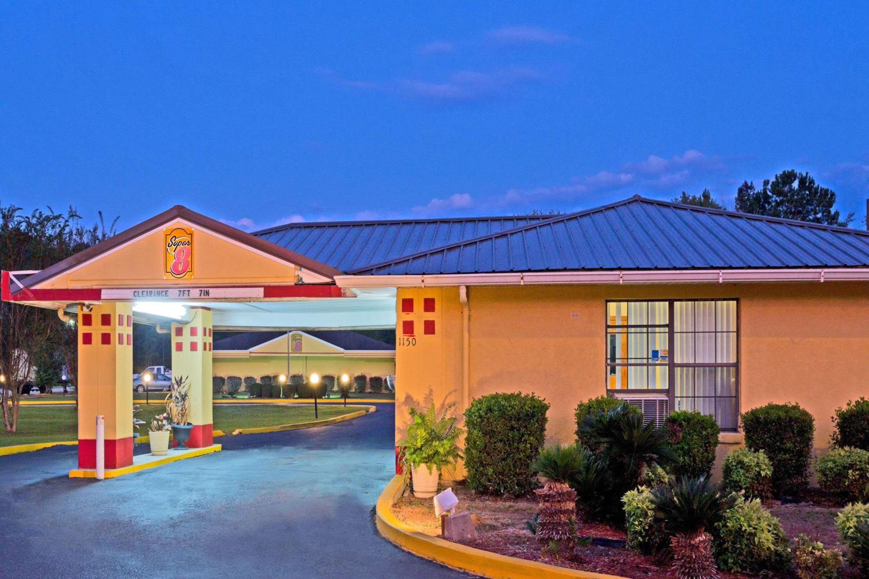 Marianna Vacations - Super 8 by Wyndham Chipley - Property Image 1