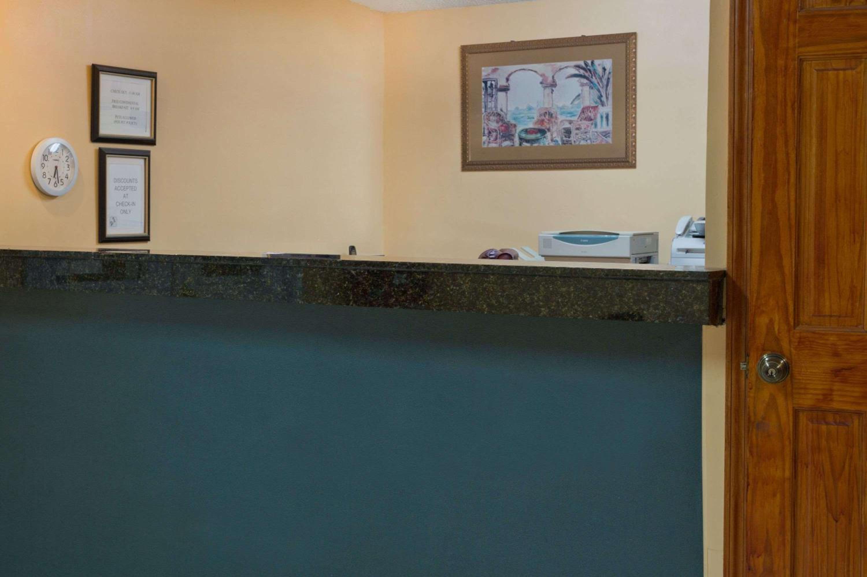 Super 8 by Wyndham Chipley - Property Image 20