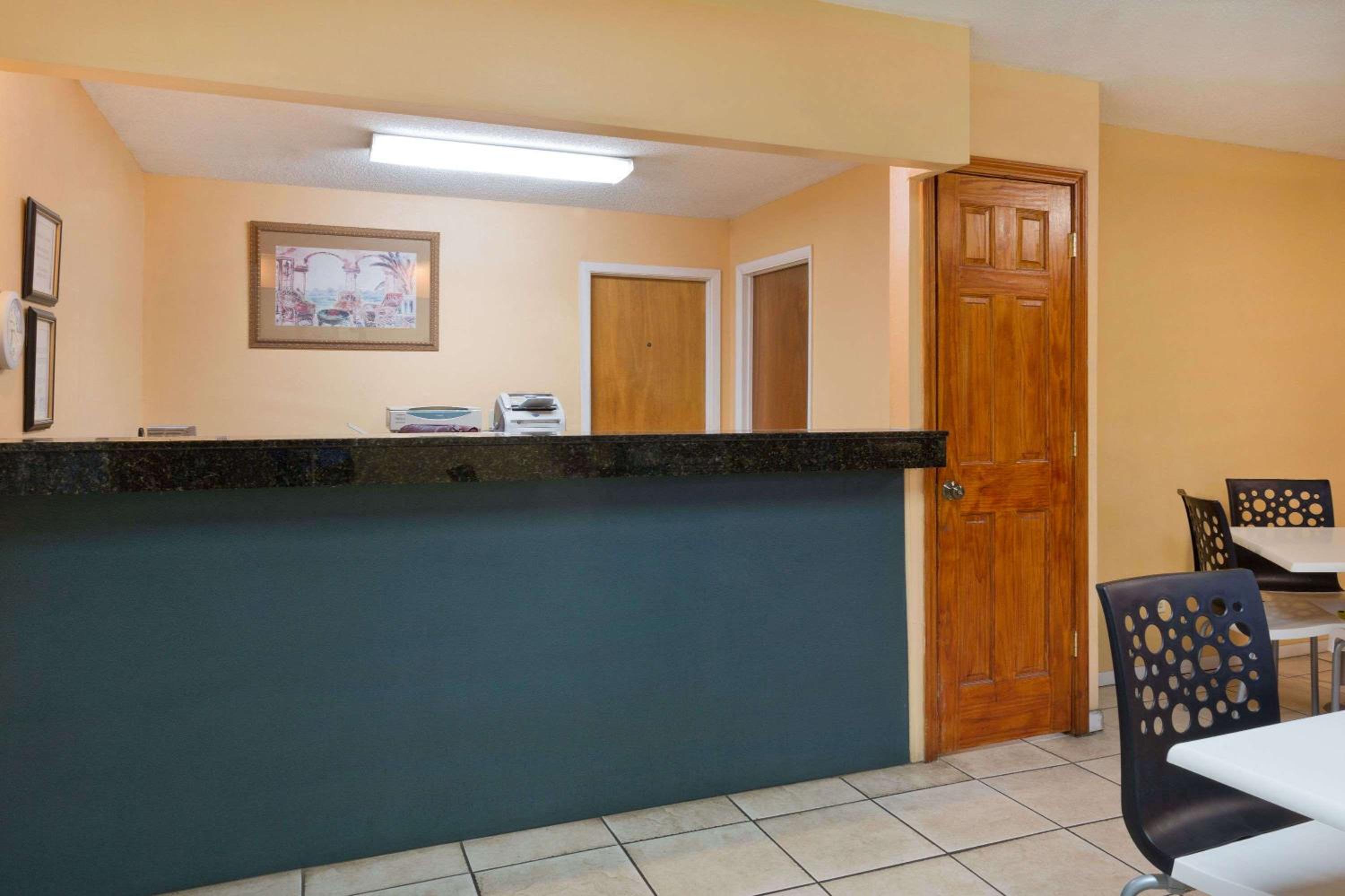 Marianna Vacations - Super 8 by Wyndham Chipley - Property Image 3