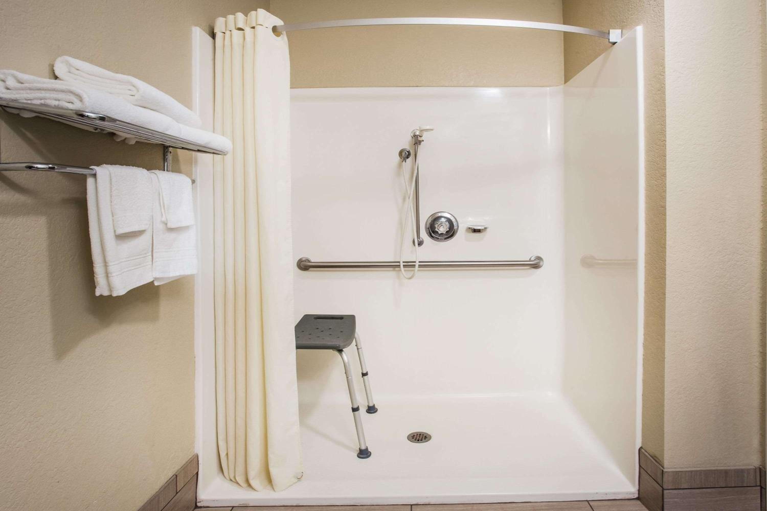 Super 8 by Wyndham Remington - Property Image 23
