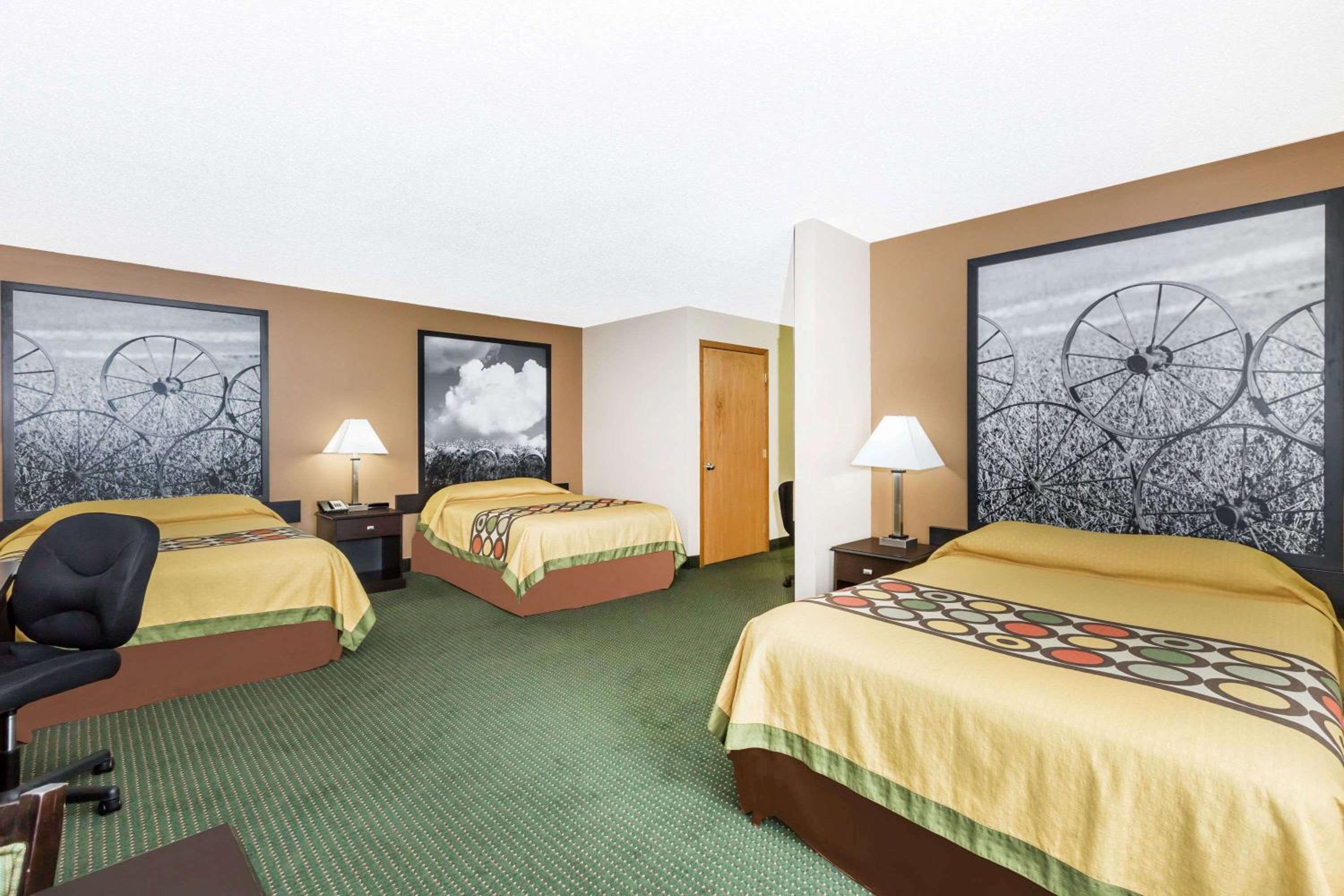 Super 8 by Wyndham Jefferson - Property Image 2