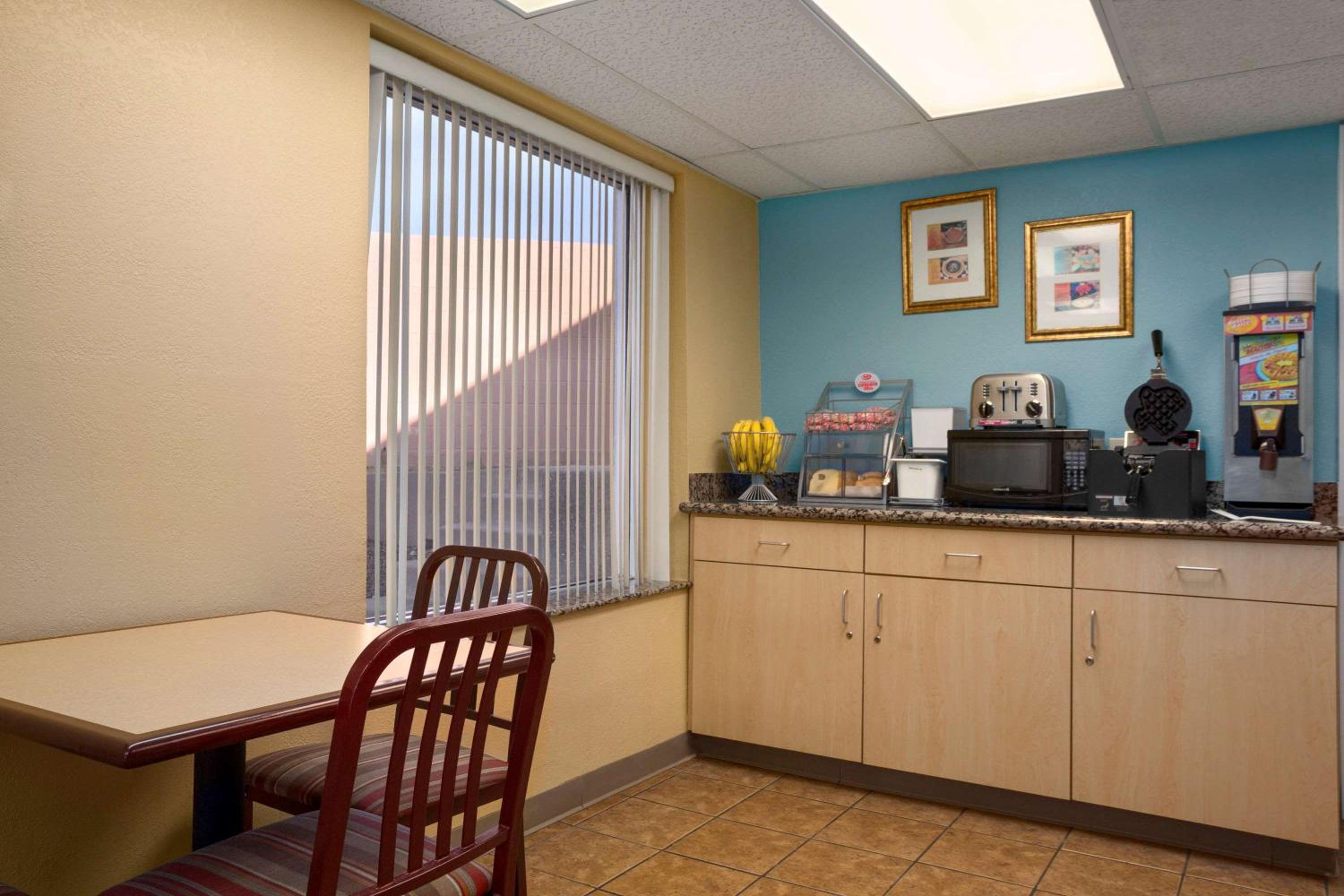 Super 8 by Wyndham Austin Downtown/Capitol Area 2