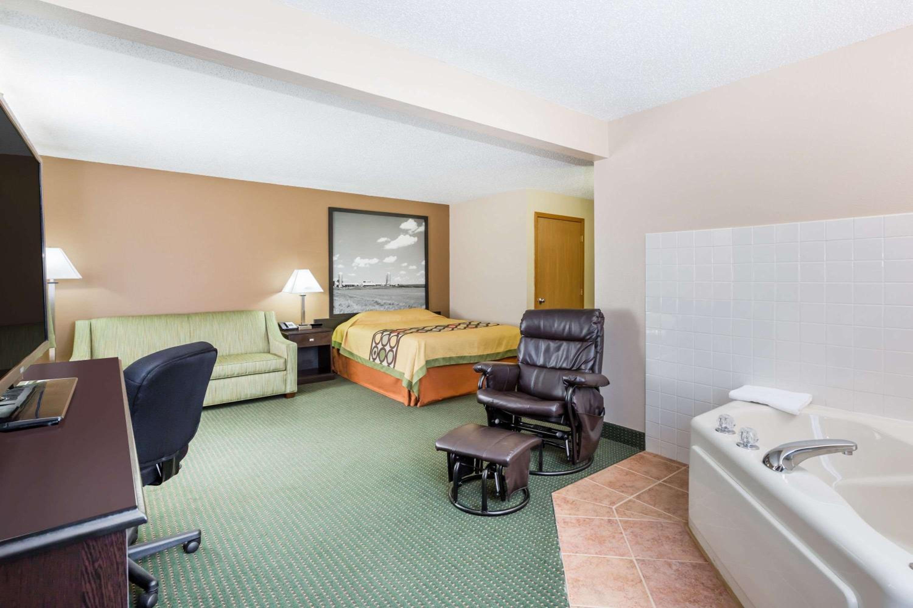 Super 8 by Wyndham Jefferson - Property Image 26