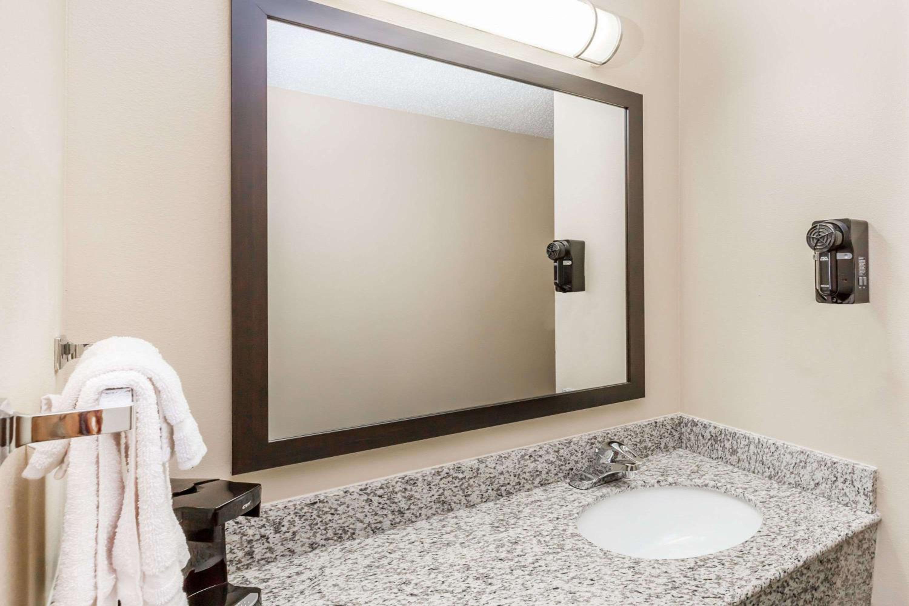 Super 8 by Wyndham Jefferson - Property Image 22