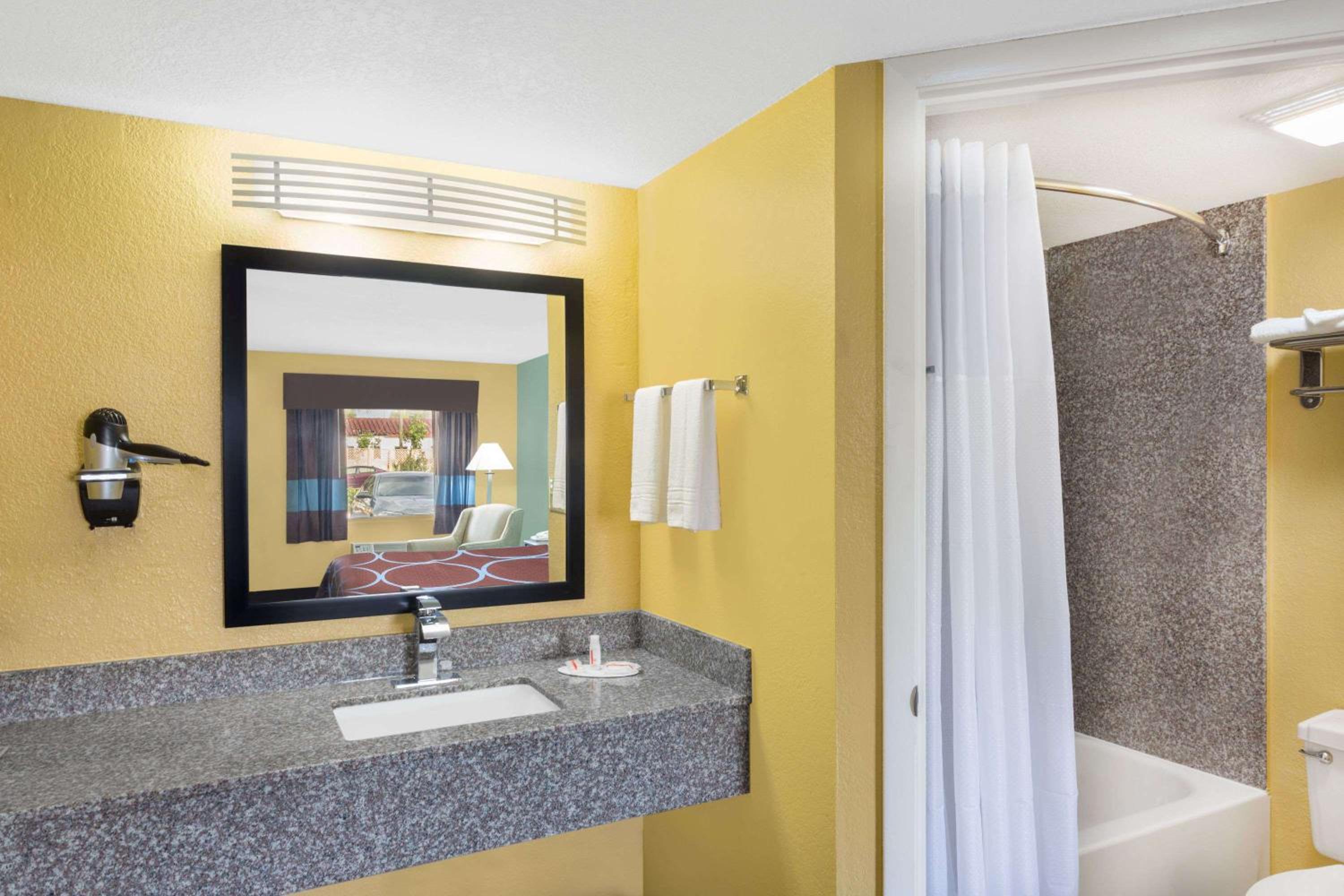 Super 8 by Wyndham Sarasota Near Siesta Key, Zdjęcie 12