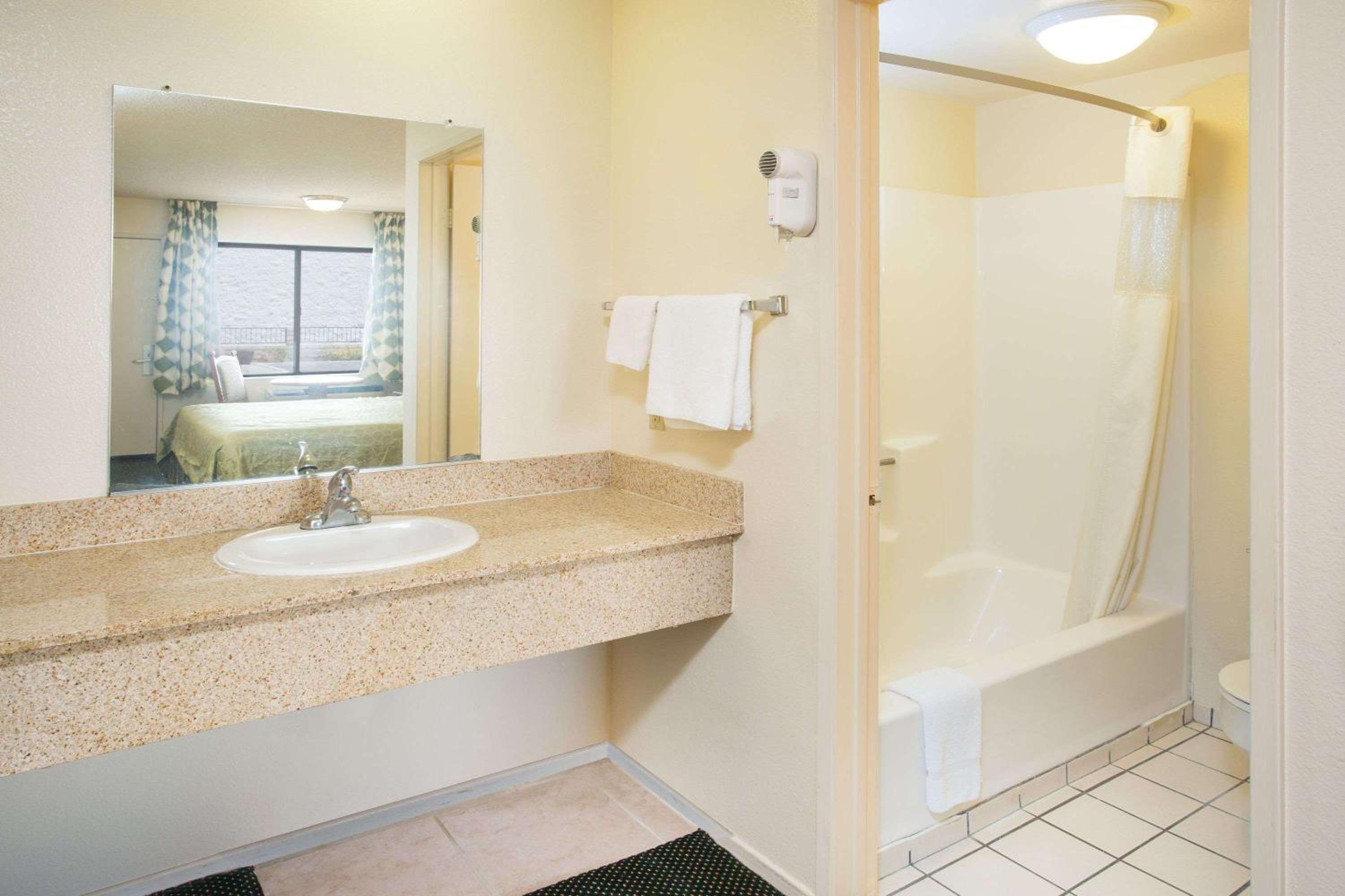 Travelodge by Wyndham Indio - Property Image 14