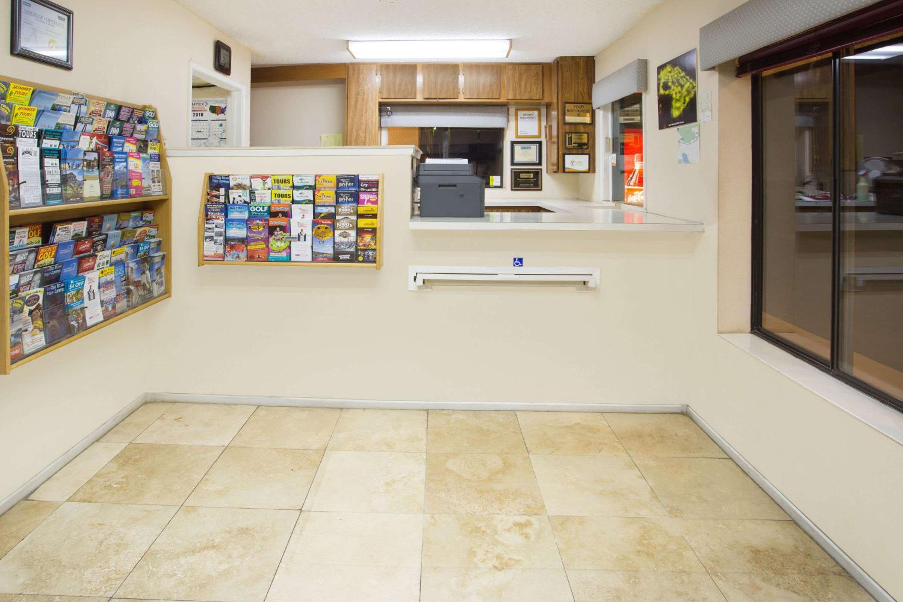 Travelodge by Wyndham Indio - Property Image 6